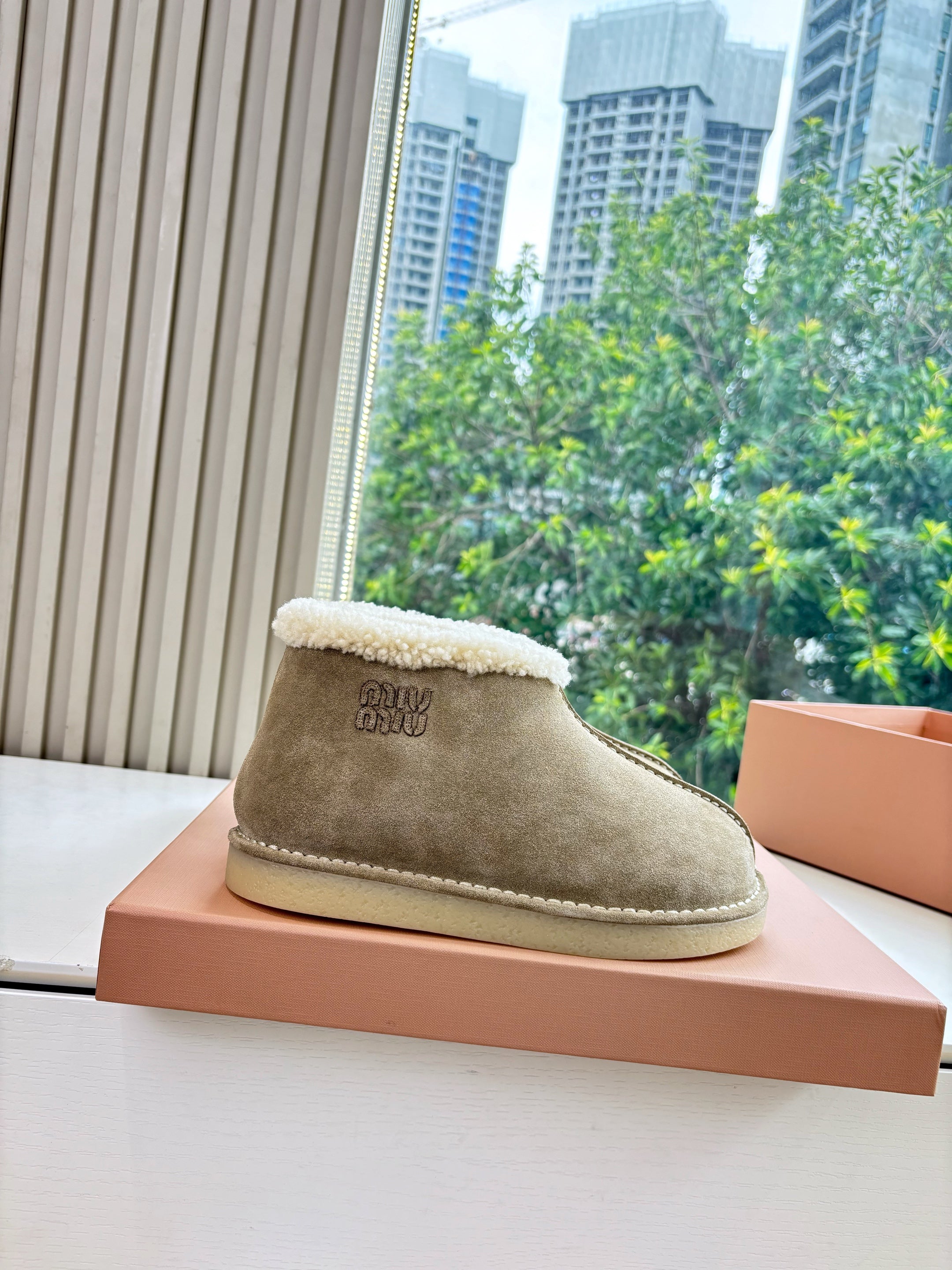 WHITE SHEARLING BOOTS IN TAN BROWN SUEDE