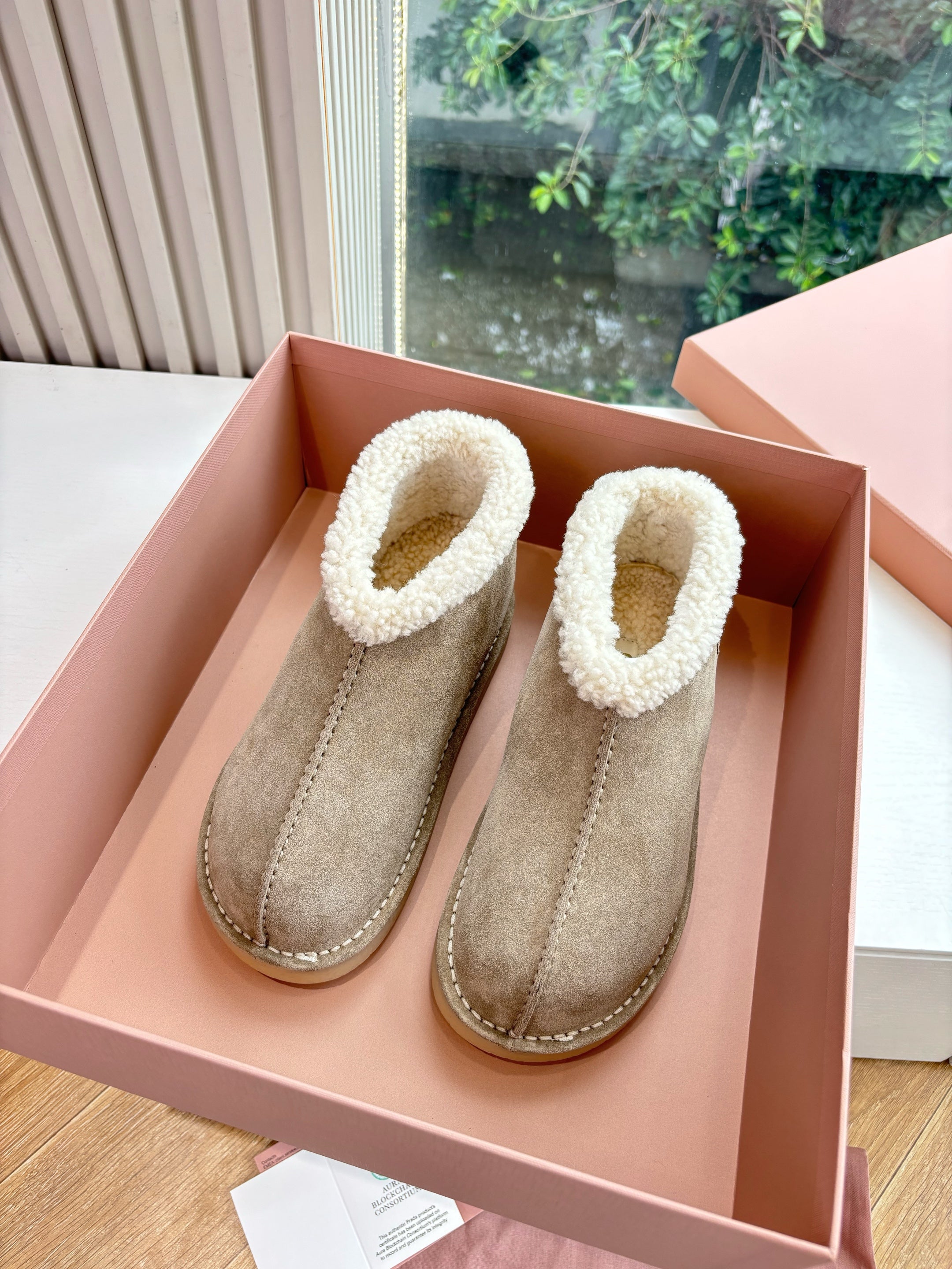 WHITE SHEARLING BOOTS IN TAN BROWN SUEDE