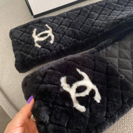 CHANEL 25S SCARF 120 IN FAUX FUR 876358