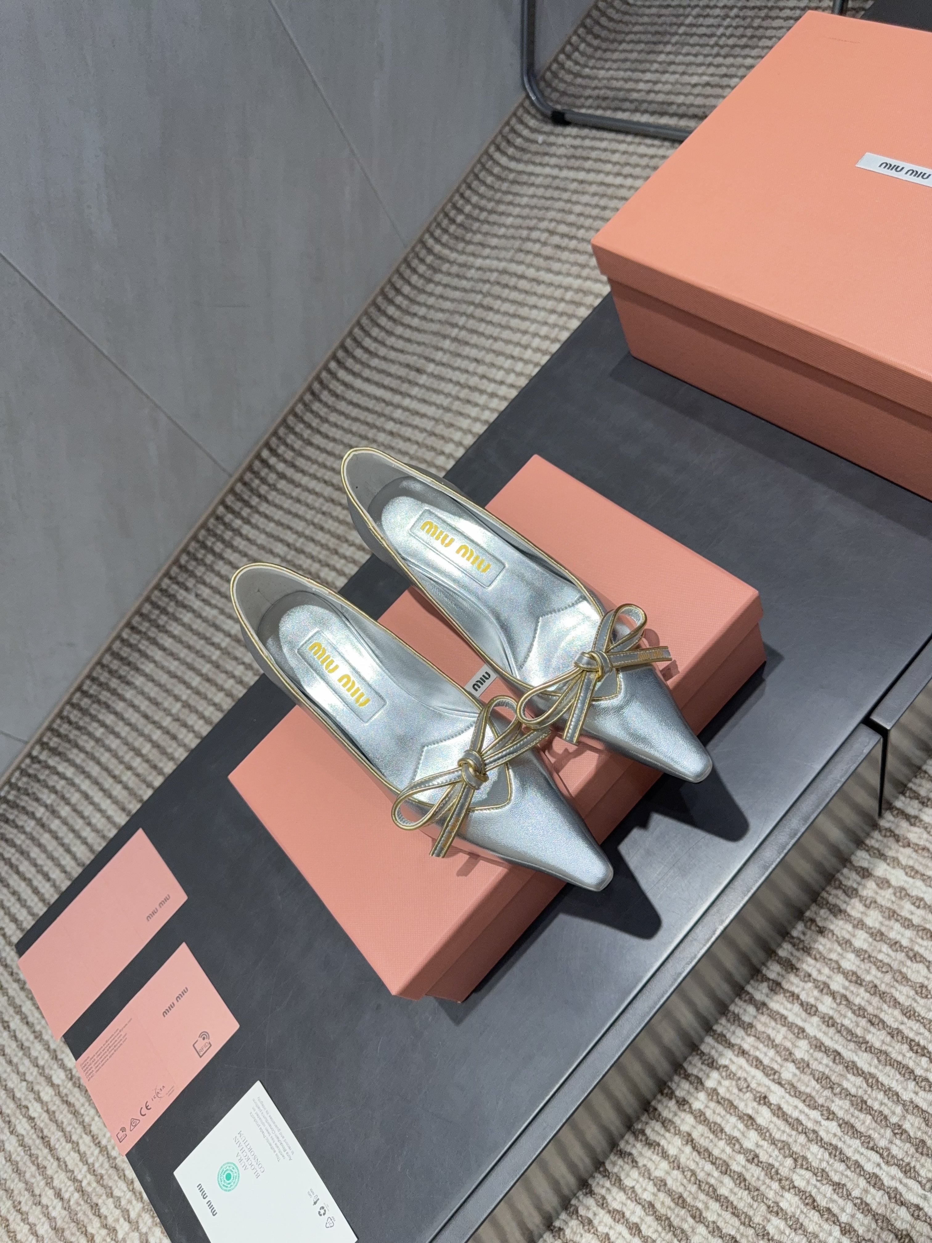 MIUMIU 26S POINTED TOE PUMPS 55MM IN SILVER CALFSKIN WITH BOW