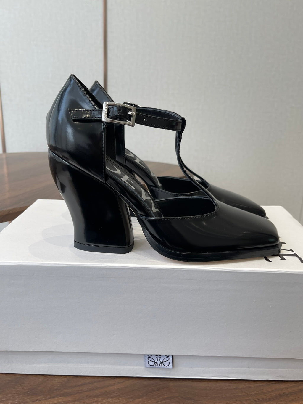LOEWE 26S ONDA 90MM T-STRAP HIGH-HEEL SHOES IN BLACK GLOSSY CALFSKIN