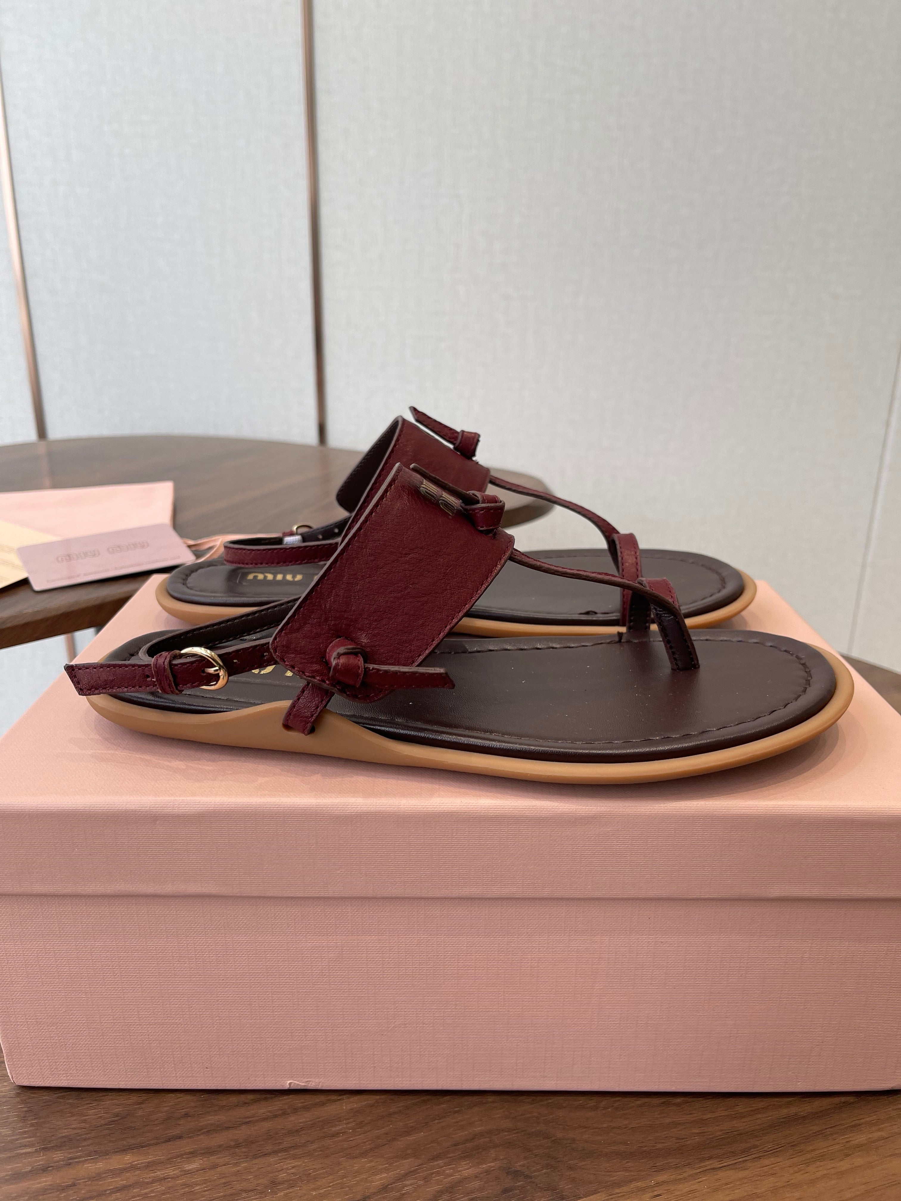 MIUMIU 26S FLIP FLOPS IN DARK BROWN AND BURGUNDY RED CALFSKIN