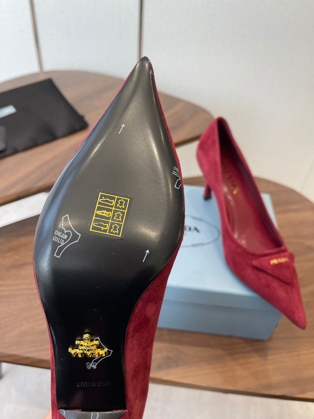 PRADA 26S POINTED TOE HIGH HEELS 75MM IN DARK RED SUEDE WITH LOGO