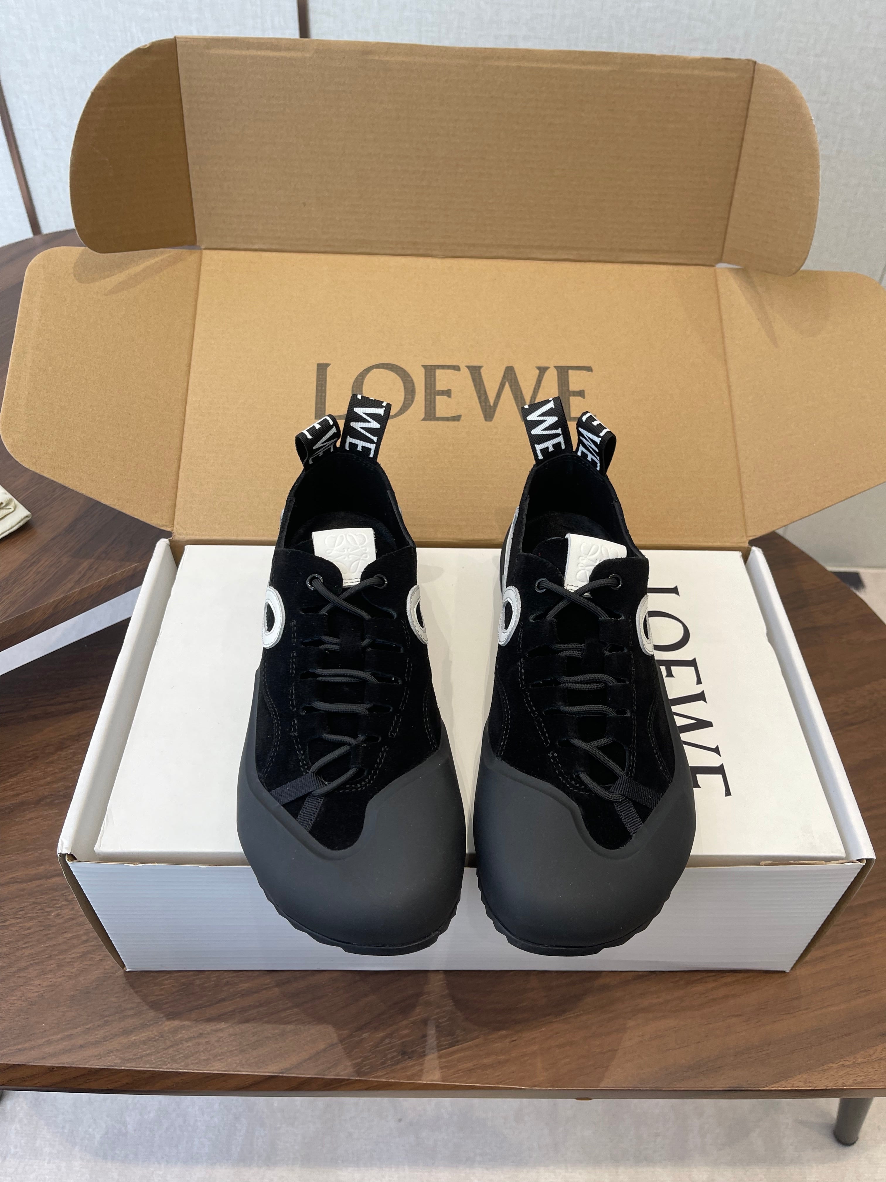LOEWE 26S FLOW RUNNER SNEAKER 20MM IN BLACK SUEDE