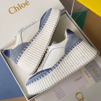 CHLOÉ 26S WEDGE SNEAKERS 70 MM IN WHITE CALFSKIN AND BLUE SUEDE