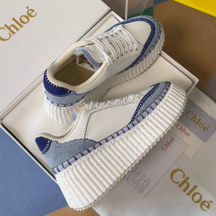 CHLOÉ 26S WEDGE SNEAKERS 70 MM IN WHITE CALFSKIN AND BLUE SUEDE
