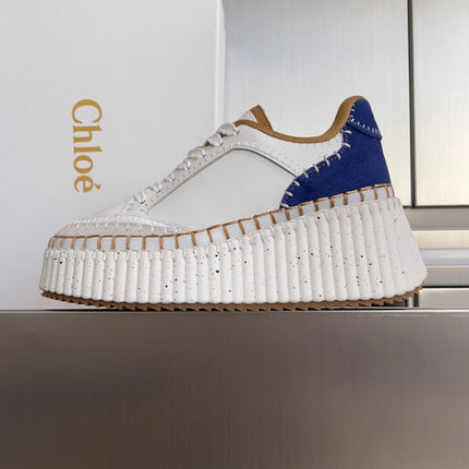 CHLOÉ 26S WEDGE SNEAKERS 70 MM IN WHITE CALFSKIN AND NAVY BLUE SUEDE