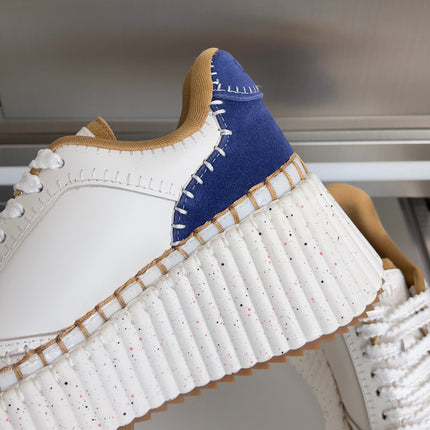 CHLOÉ 26S WEDGE SNEAKERS 70 MM IN WHITE CALFSKIN AND NAVY BLUE SUEDE