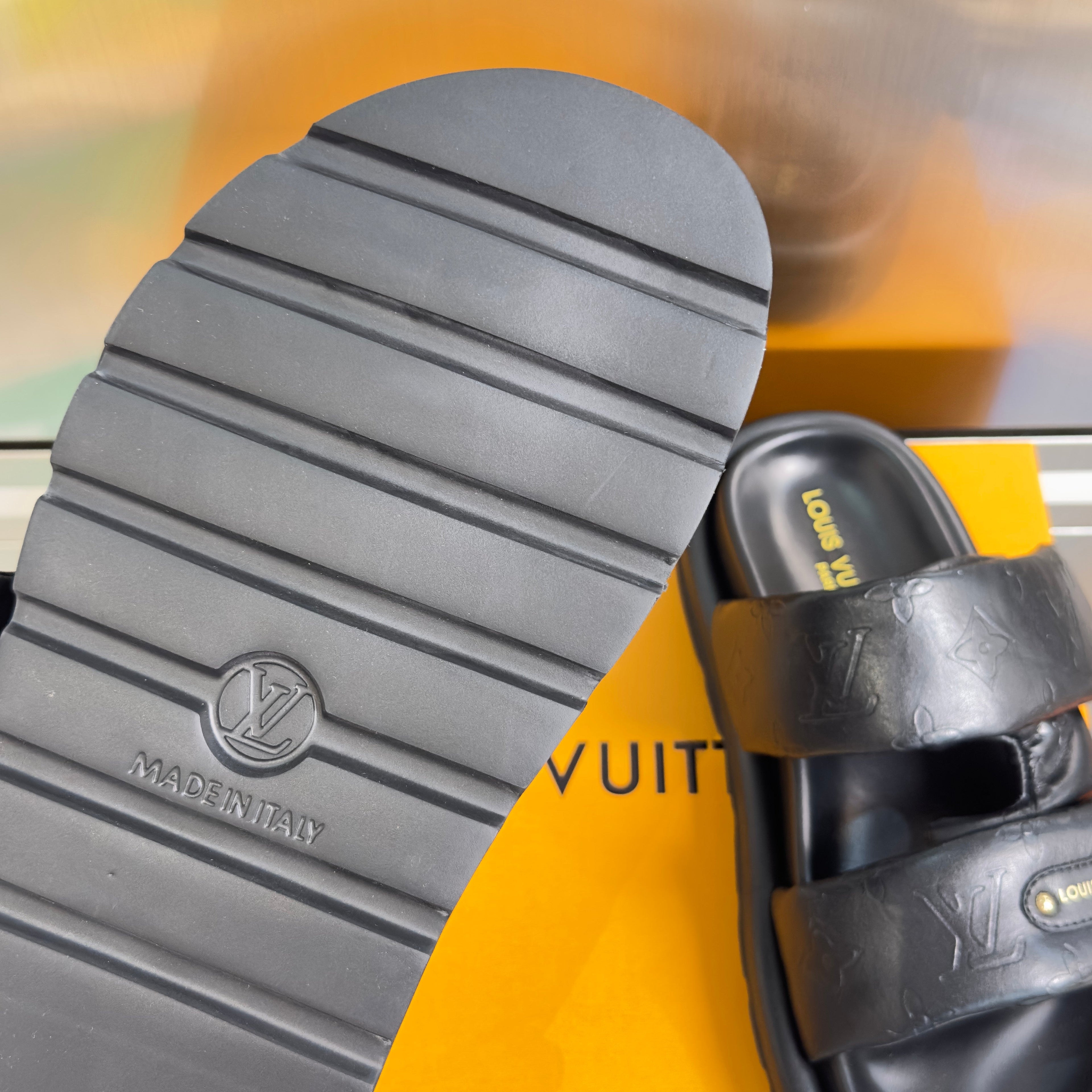 LV 26S PADDED SLIDES 40MM IN BLACK CALFSKIN MONOGRAM