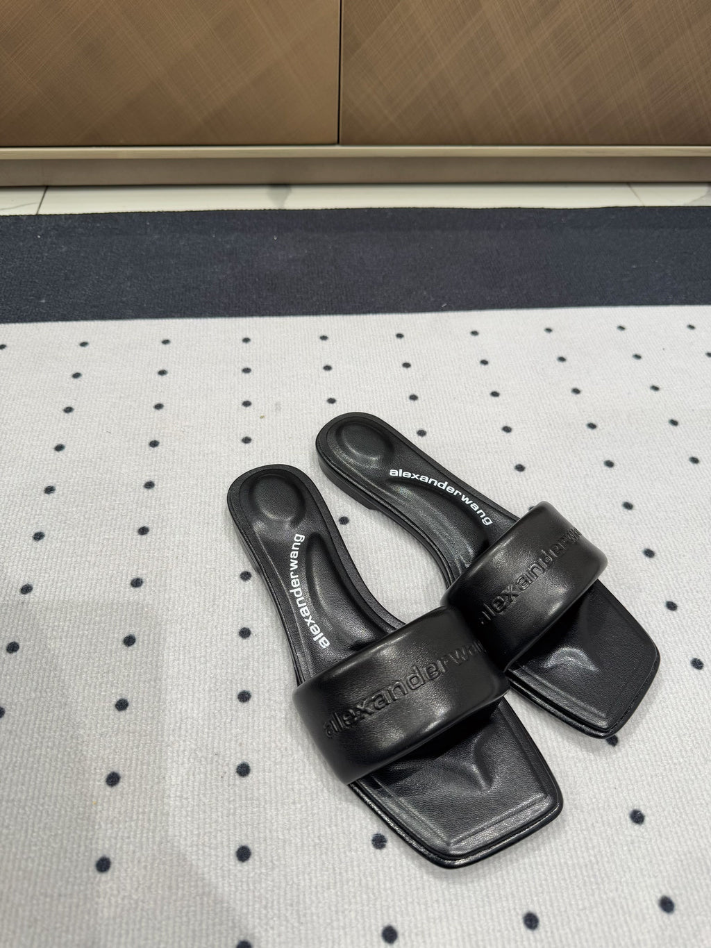 VY POOL SANDAL IN BLACK LAMBSKIN