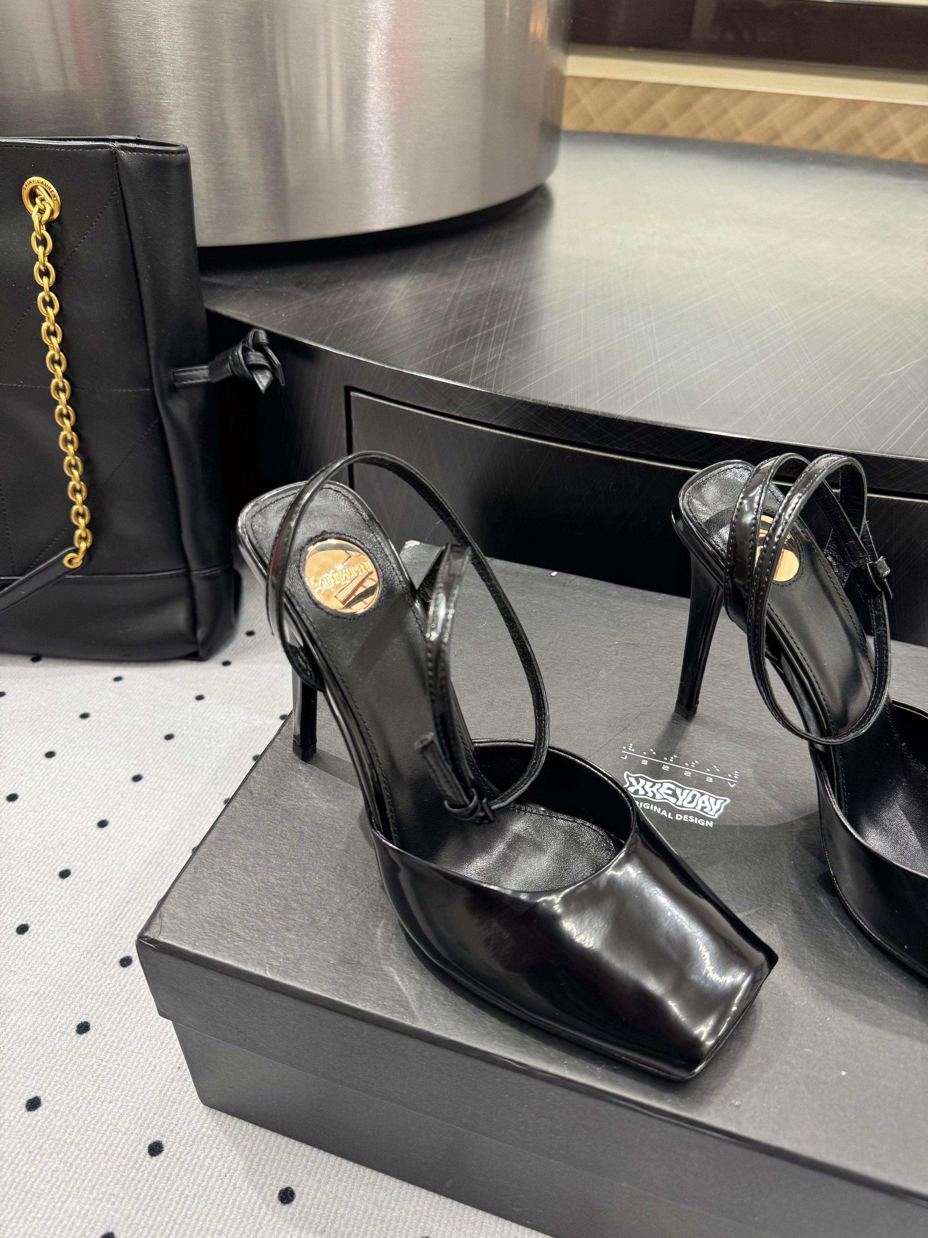 YSL 26S SQUARE-TOE HIGH HEELS 105 MM IN BLACK PATENT CALFSKIN