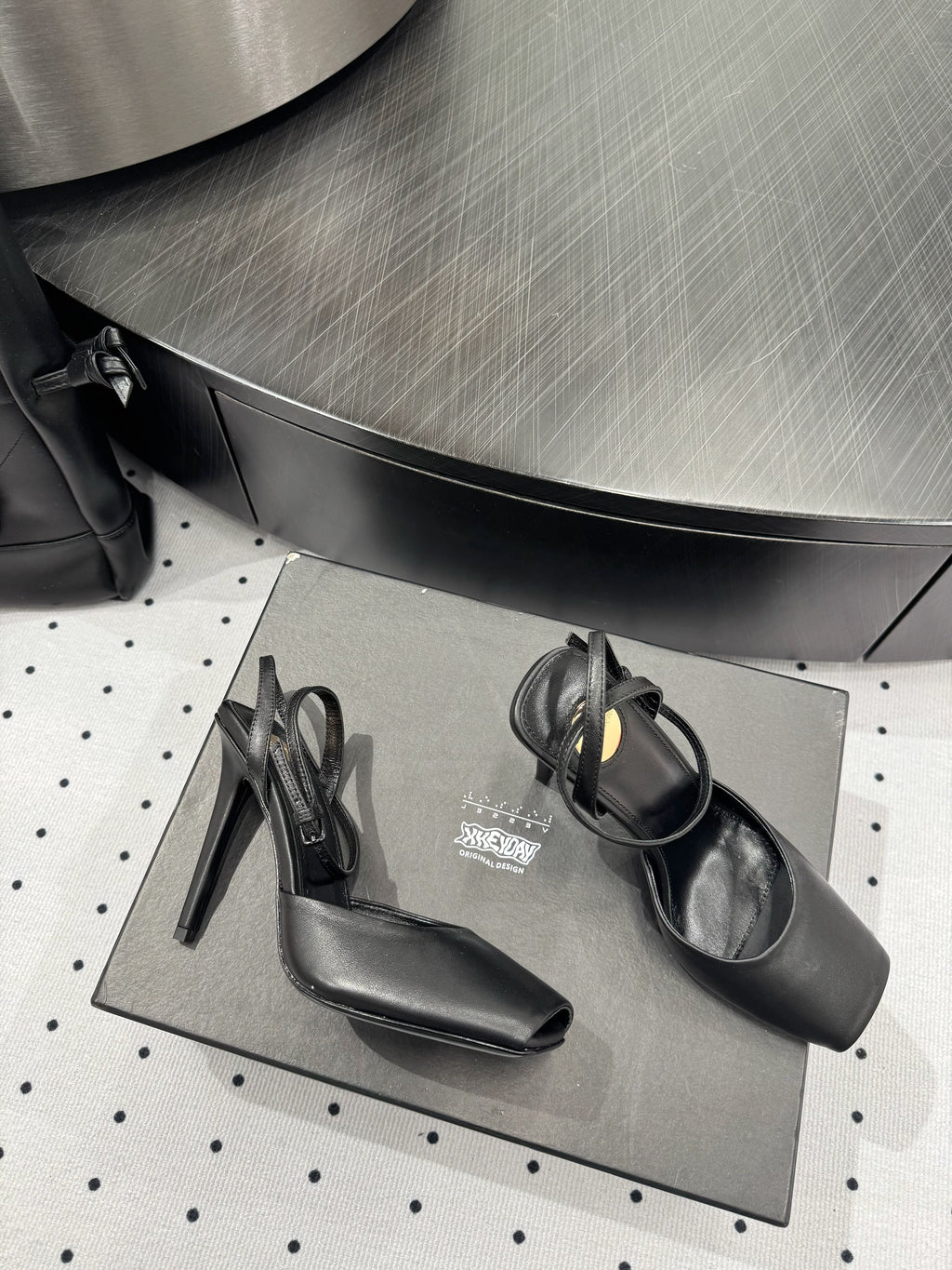 YSL 26S SQUARE-TOE HIGH HEELS 105 MM IN BLACK CALFSKIN