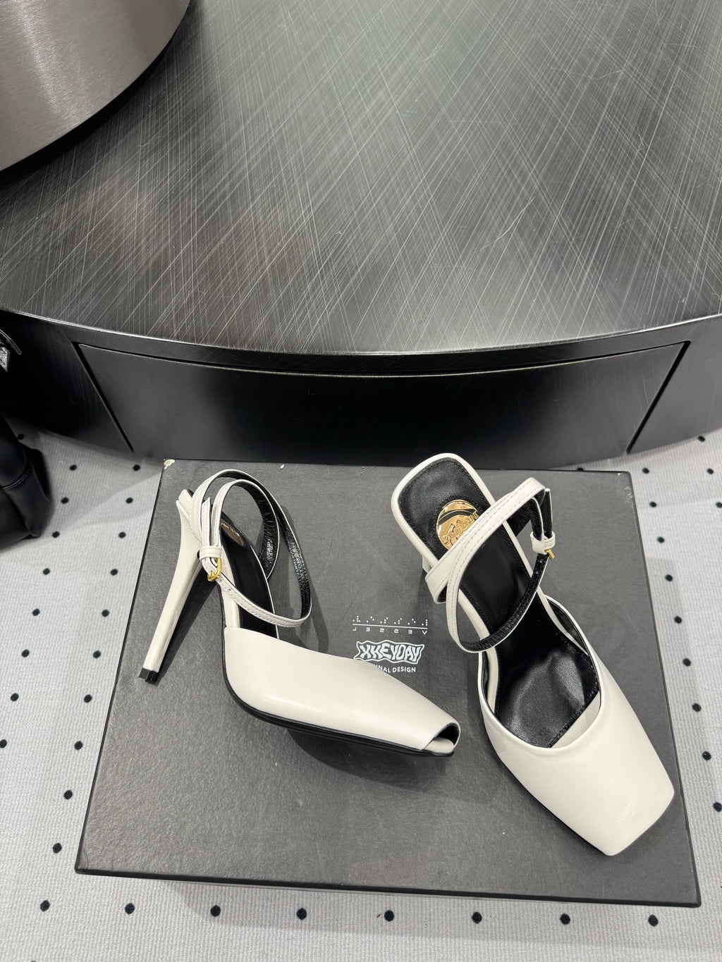 YSL 26S SQUARE-TOE HIGH HEELS 105 MM IN WHITE CALFSKIN