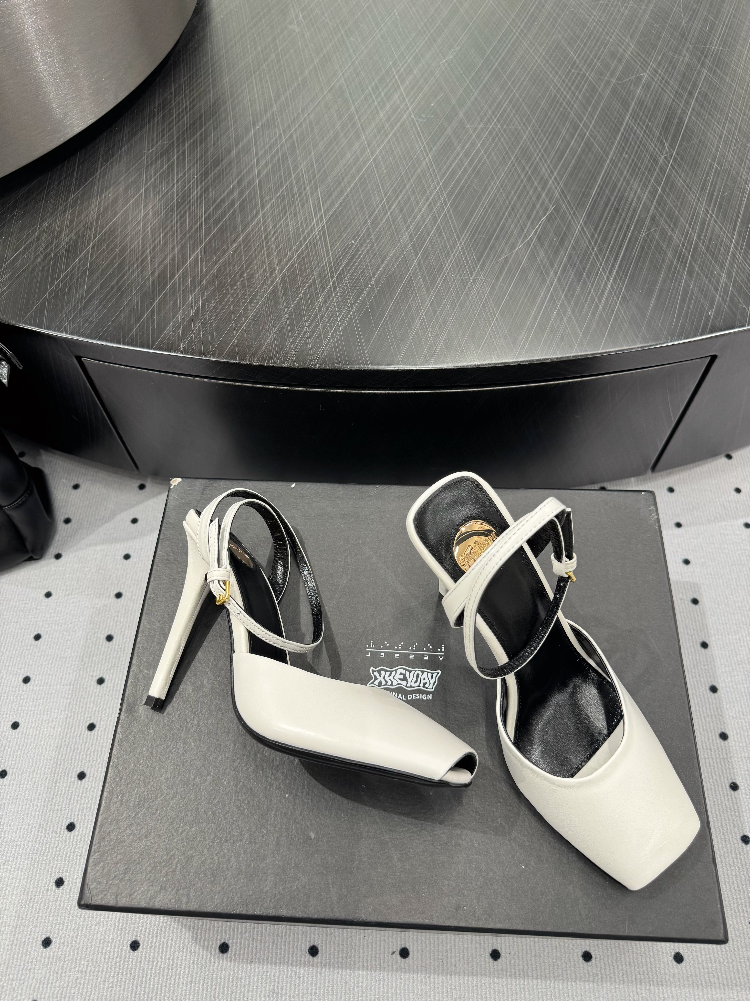 YSL 26S SQUARE-TOE HIGH HEELS 105 MM IN WHITE CALFSKIN
