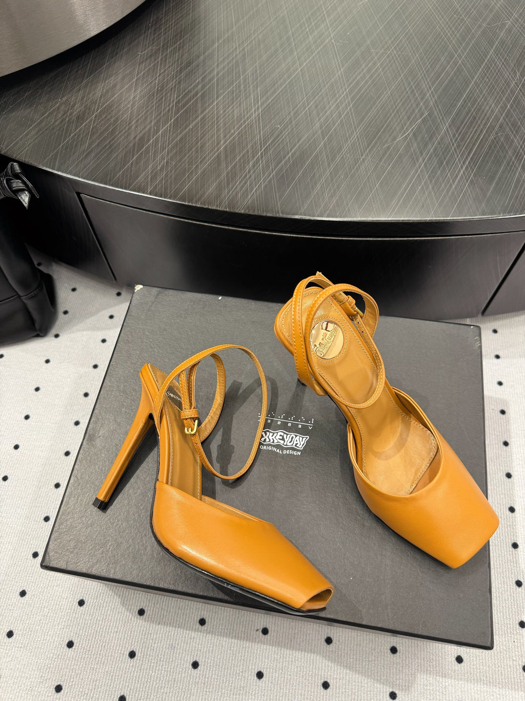 YSL 26S SQUARE-TOE HIGH HEELS 105 MM IN OCHRE YELLOW CALFSKIN