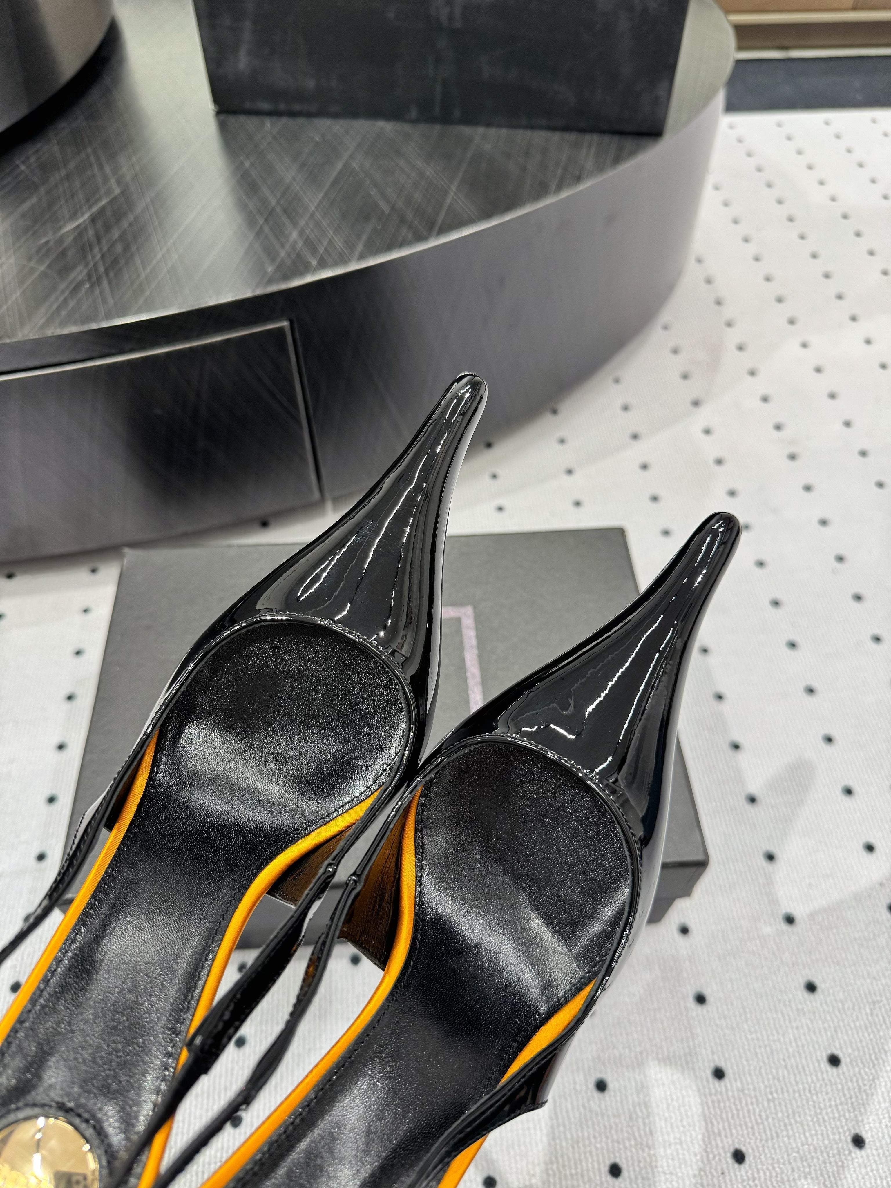 YSL 26S POINTED-TOE SLINGBACK HEELS 105 MM IN BLACK AND ORANGE PATENT CALFSKIN STYLE 4