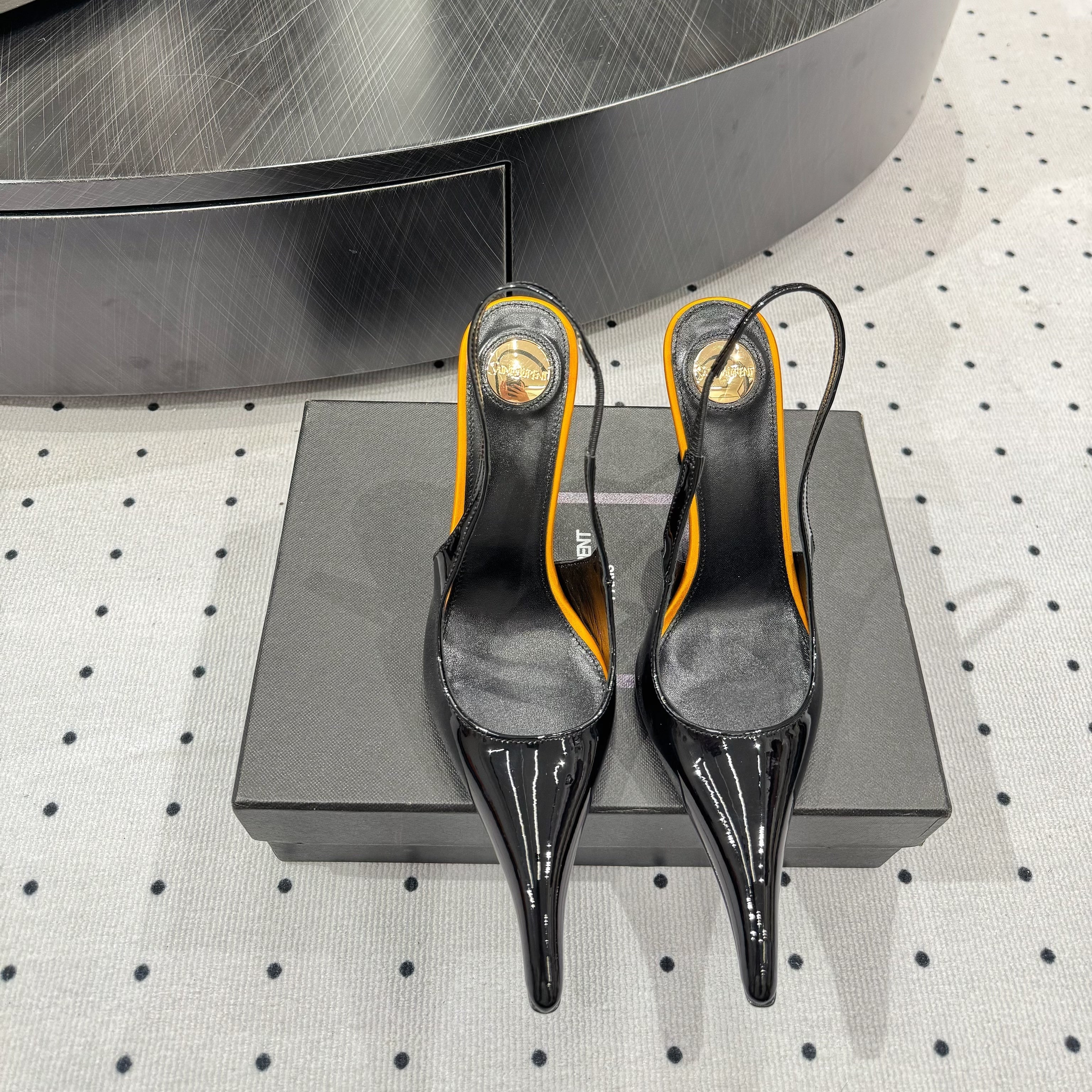 YSL 26S POINTED-TOE SLINGBACK HEELS 105 MM IN BLACK AND ORANGE PATENT CALFSKIN STYLE 4