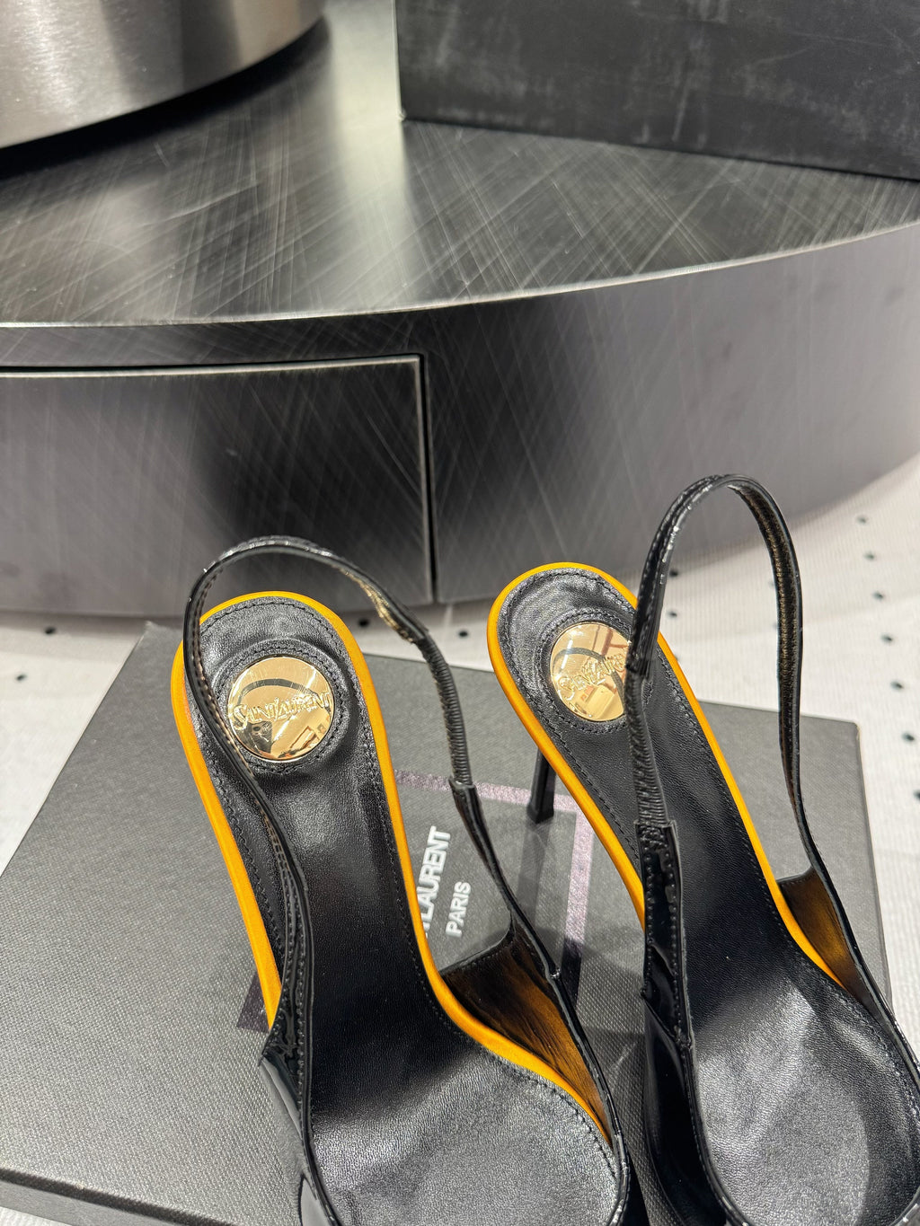 YSL 26S POINTED-TOE SLINGBACK HEELS 105 MM IN BLACK AND ORANGE PATENT CALFSKIN STYLE 4