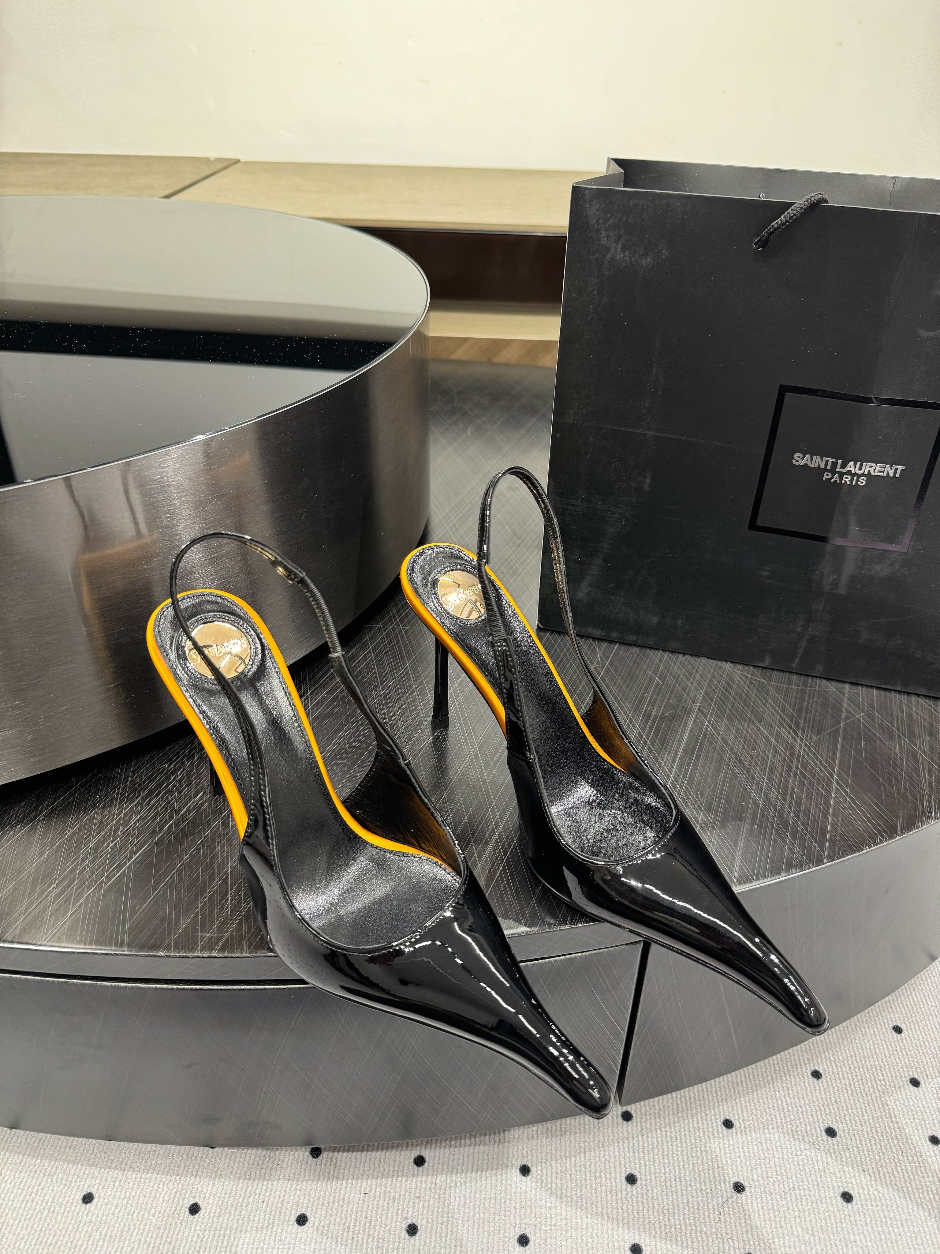 YSL 26S POINTED-TOE SLINGBACK HEELS 105 MM IN BLACK AND ORANGE PATENT CALFSKIN STYLE 4