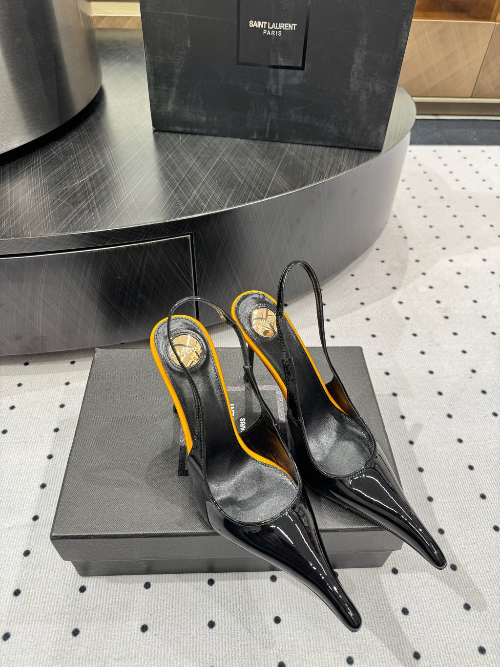 YSL 26S POINTED-TOE SLINGBACK HEELS 105 MM IN BLACK AND ORANGE PATENT CALFSKIN STYLE 4