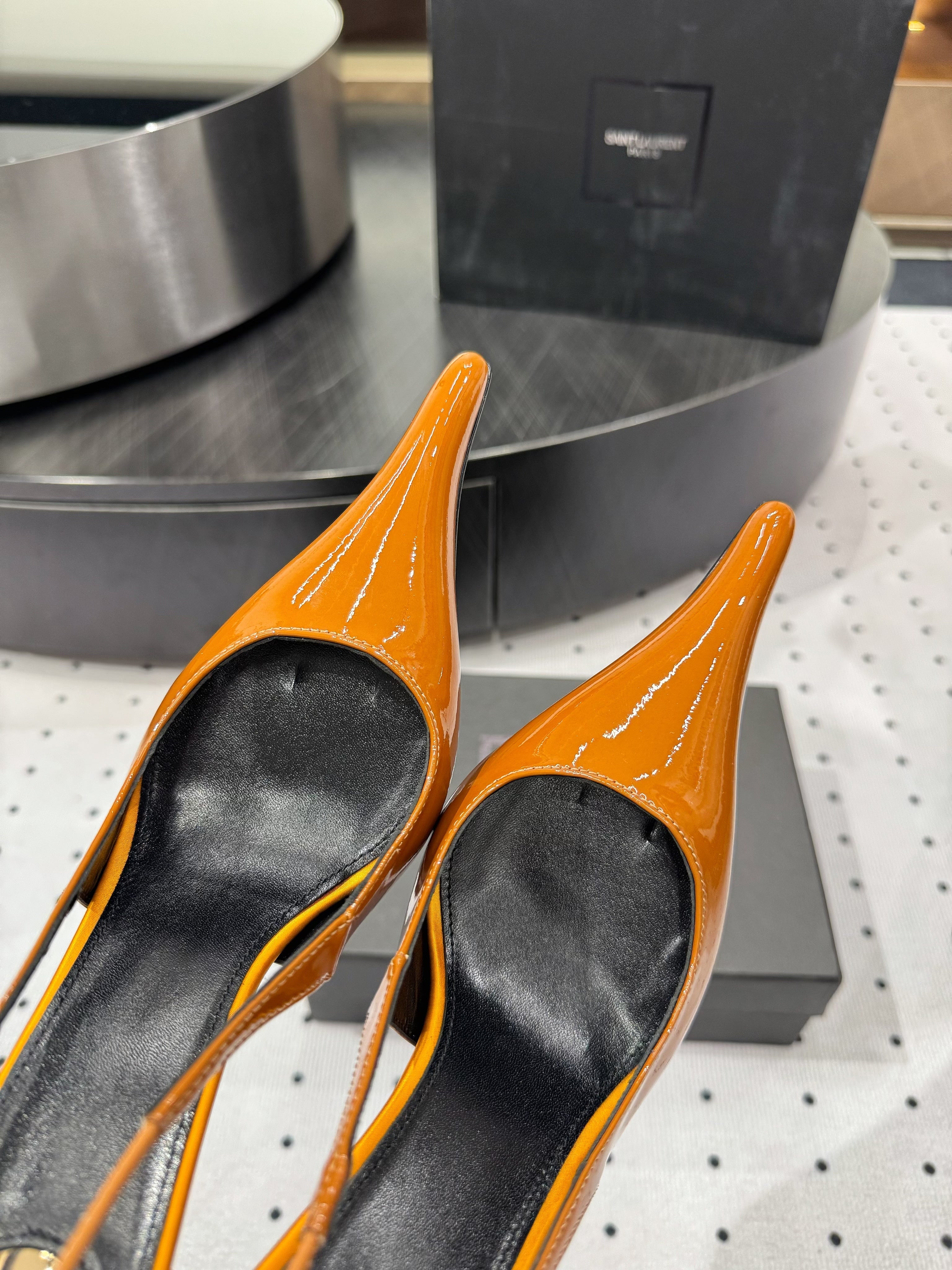 YSL 26S POINTED-TOE SLINGBACK HEELS 105 MM IN DARK ORANGE PATENT CALFSKIN STYLE 2