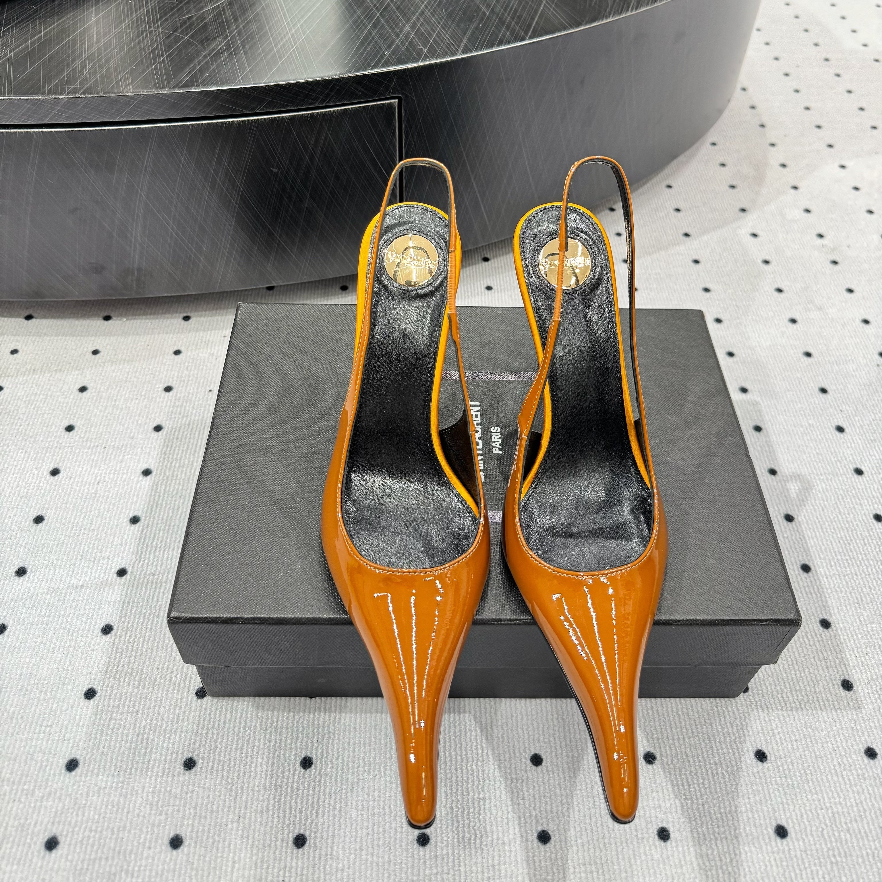 YSL 26S POINTED-TOE SLINGBACK HEELS 105 MM IN DARK ORANGE PATENT CALFSKIN STYLE 2