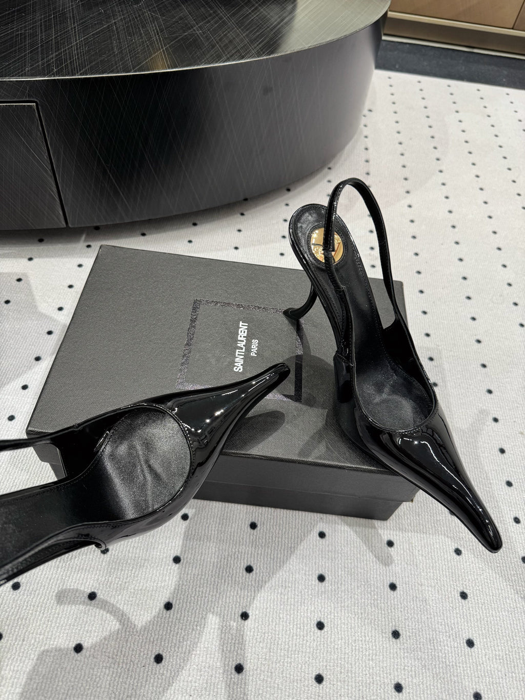 YSL 26S POINTED-TOE SLINGBACK HEELS 105 MM IN BLACK PATENT CALFSKIN
