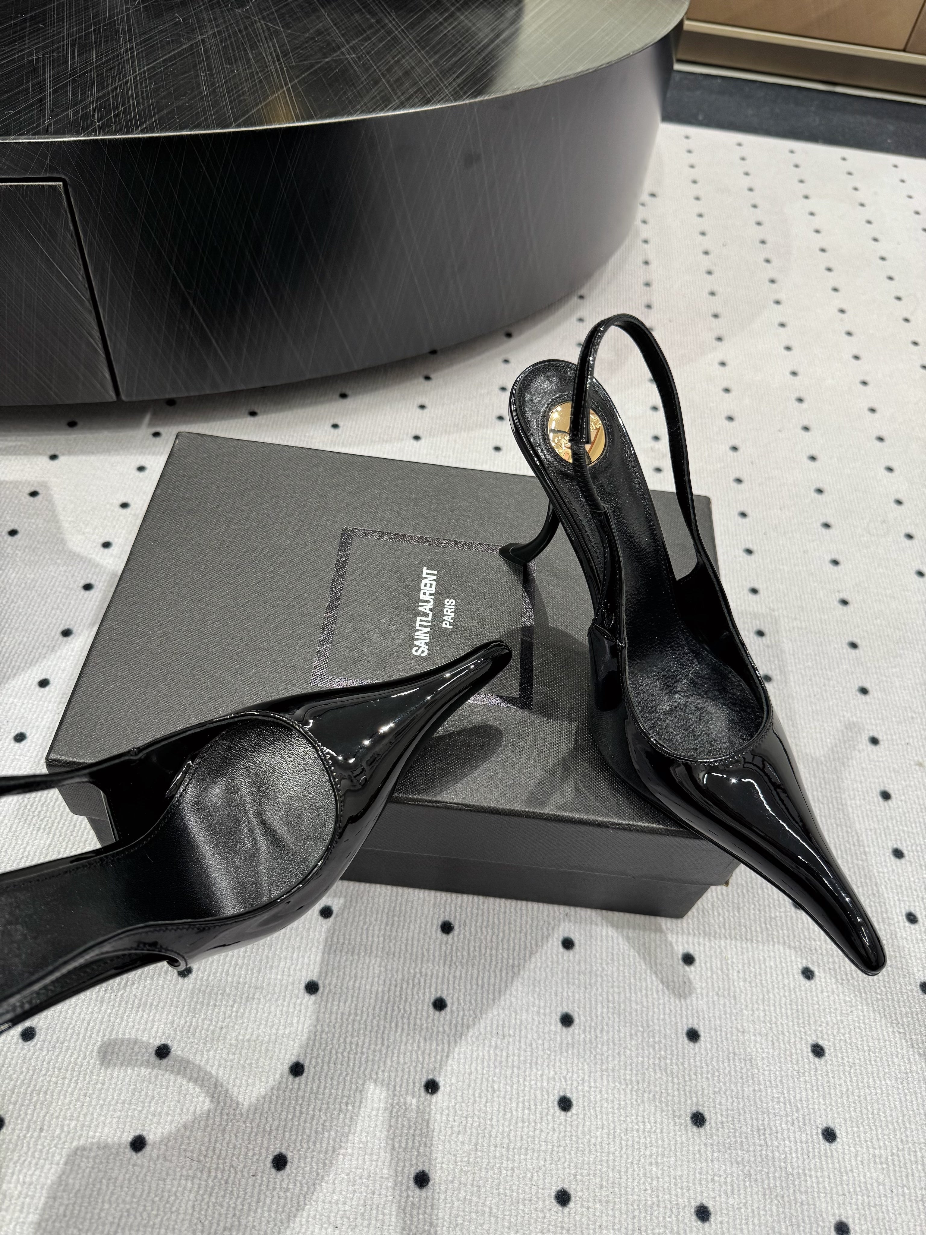 YSL 26S POINTED-TOE SLINGBACK HEELS 105 MM IN BLACK PATENT CALFSKIN
