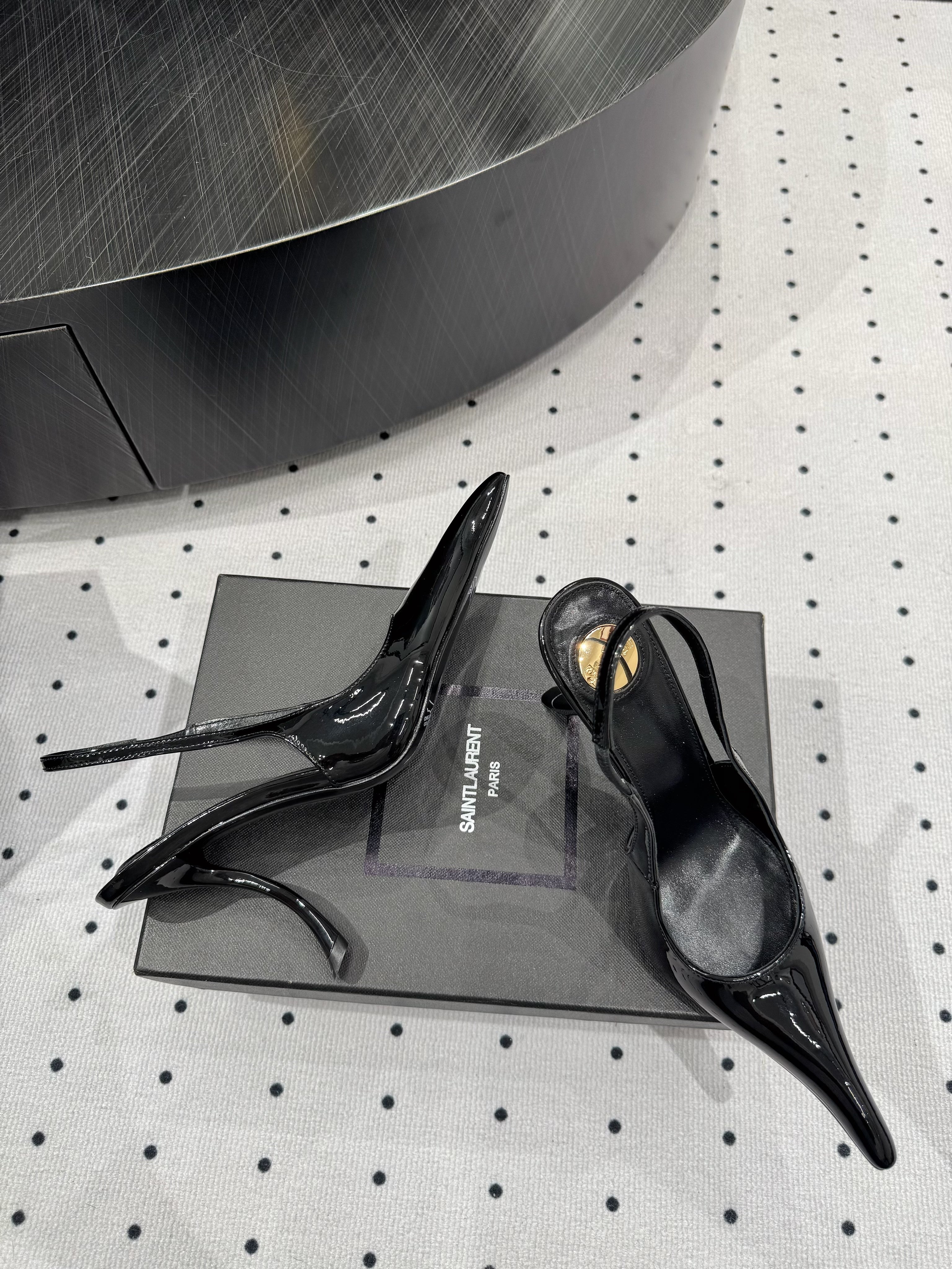 YSL 26S POINTED-TOE SLINGBACK HEELS 105 MM IN BLACK PATENT CALFSKIN