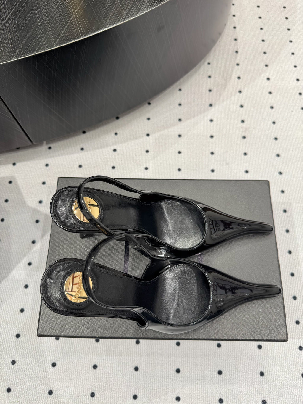 YSL 26S POINTED-TOE SLINGBACK HEELS 105 MM IN BLACK PATENT CALFSKIN