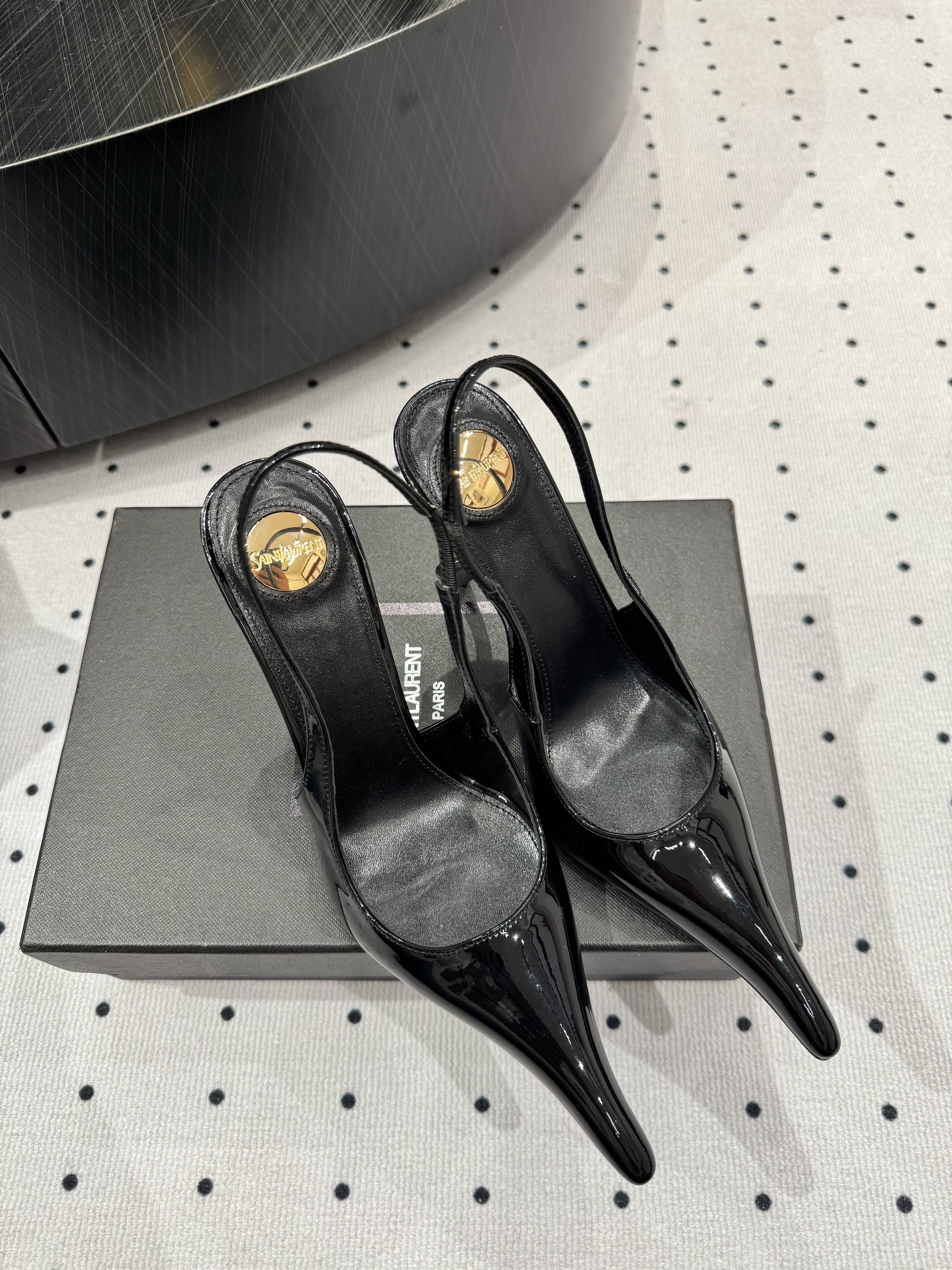 YSL 26S POINTED-TOE SLINGBACK HEELS 105 MM IN BLACK PATENT CALFSKIN
