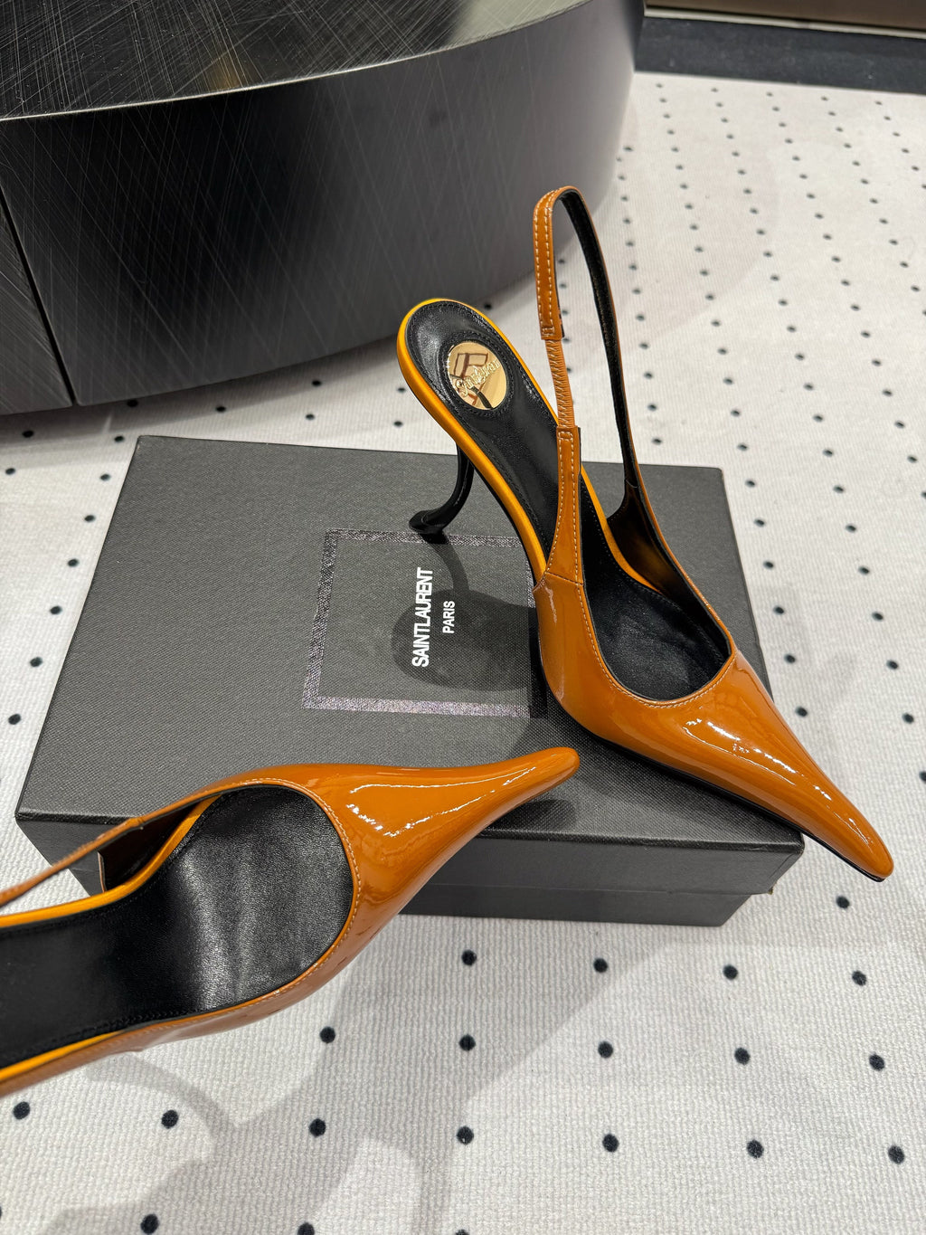 YSL 26S POINTED-TOE SLINGBACK HEELS 105 MM IN DARK ORANGE PATENT CALFSKIN