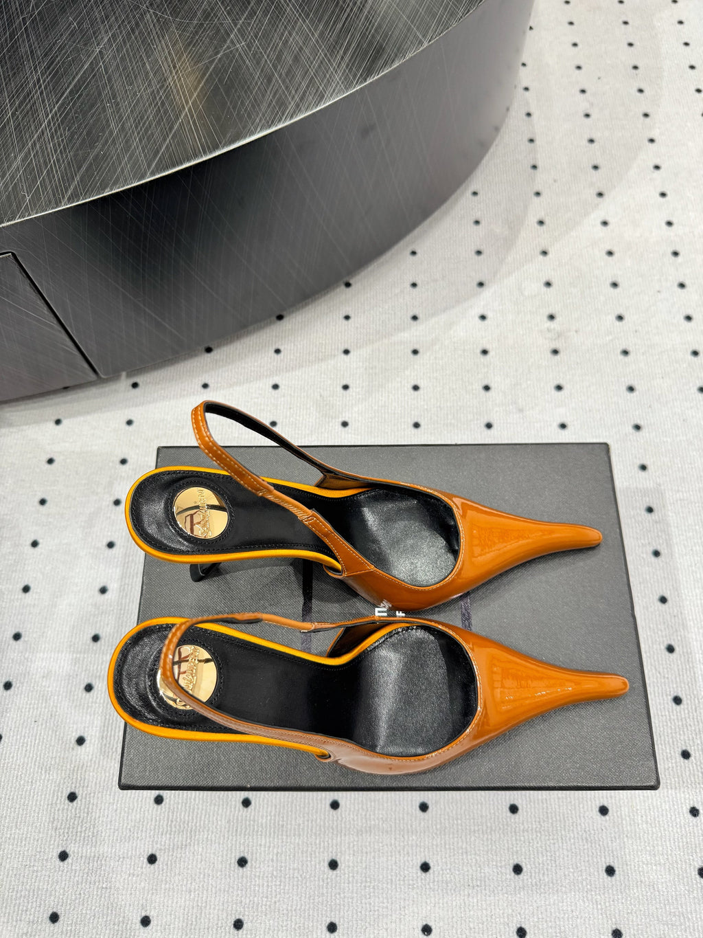 YSL 26S POINTED-TOE SLINGBACK HEELS 105 MM IN DARK ORANGE PATENT CALFSKIN