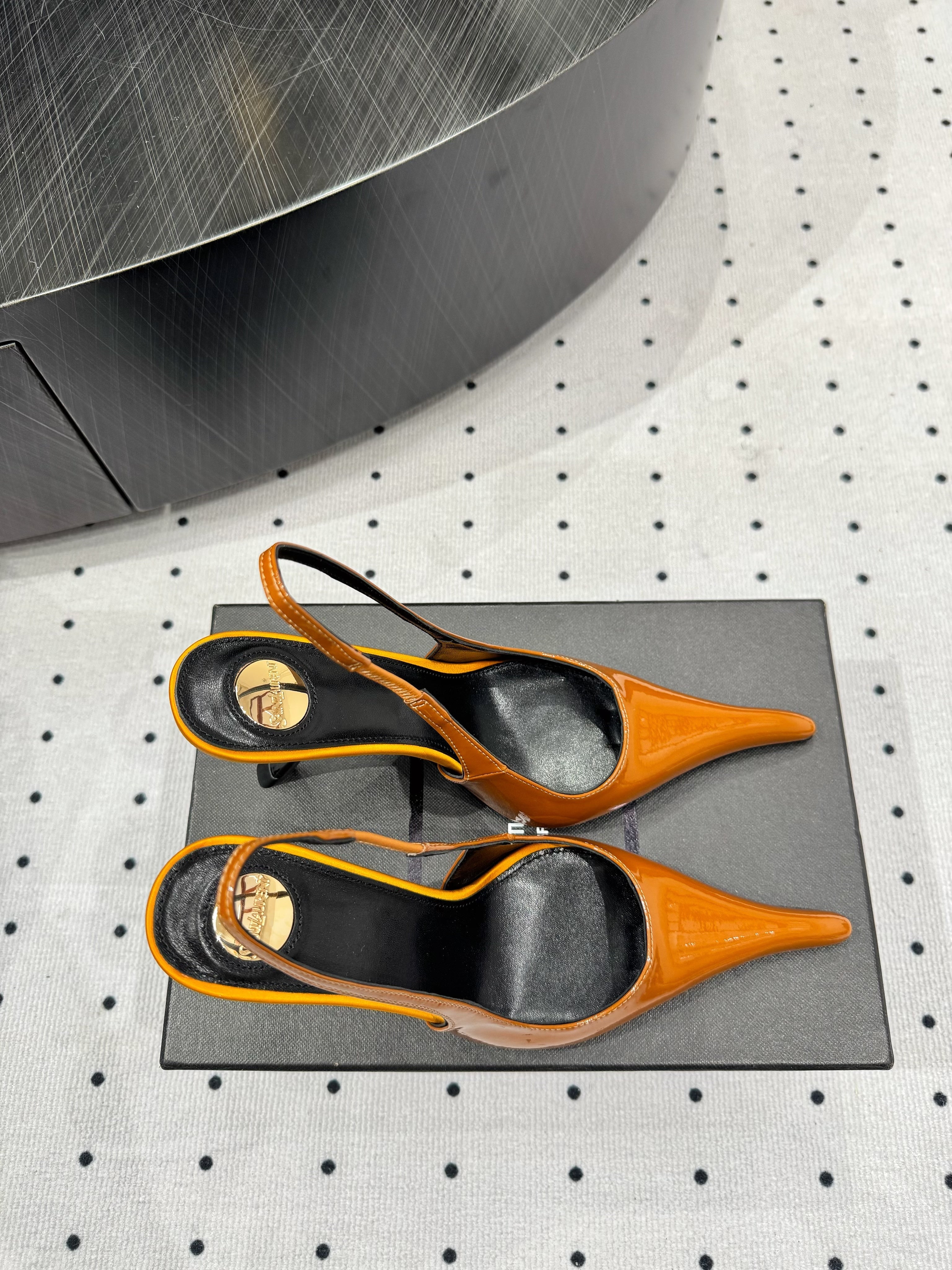 YSL 26S POINTED-TOE SLINGBACK HEELS 105 MM IN DARK ORANGE PATENT CALFSKIN