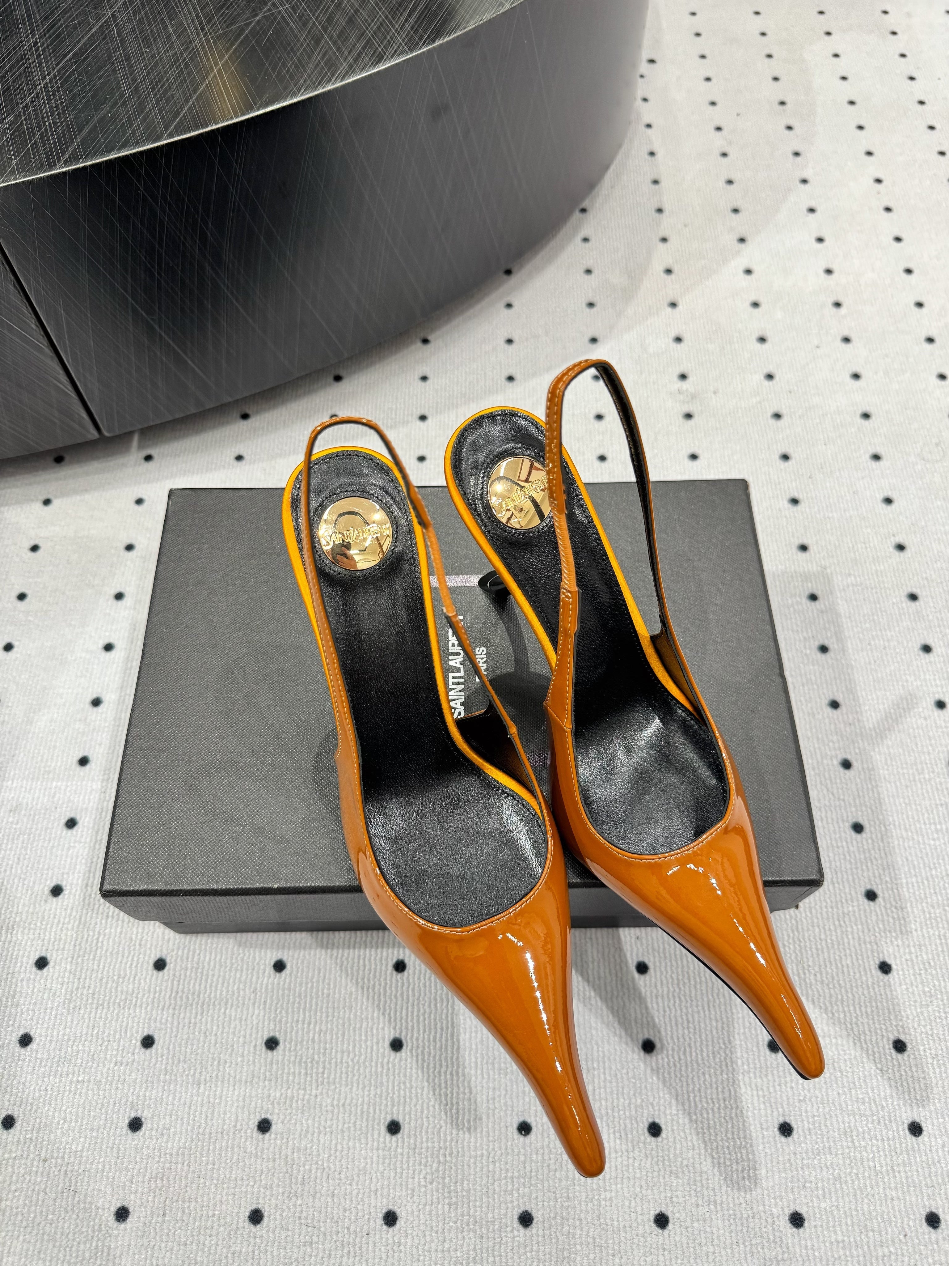 YSL 26S POINTED-TOE SLINGBACK HEELS 105 MM IN DARK ORANGE PATENT CALFSKIN