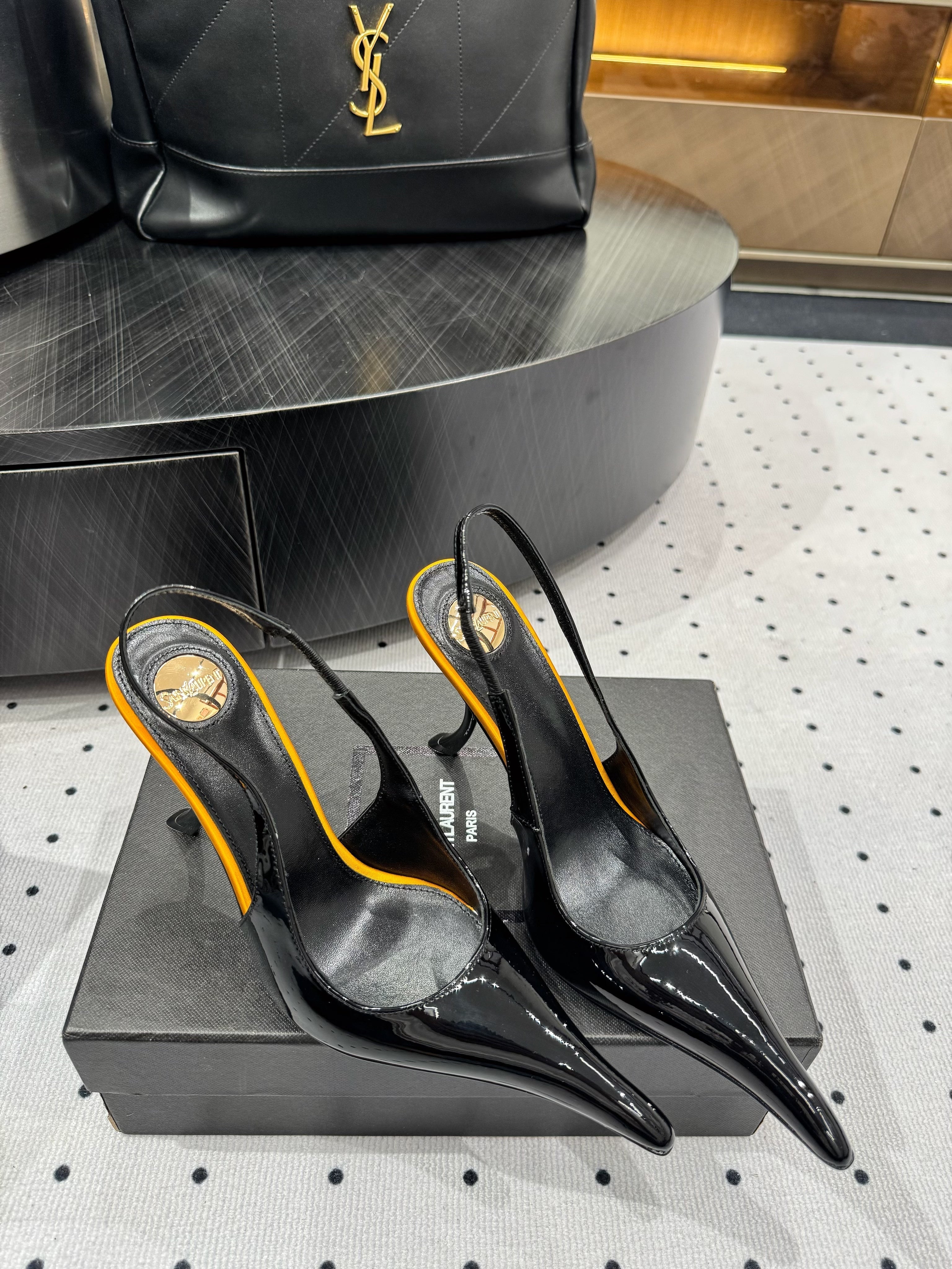 YSL 26S POINTED-TOE SLINGBACK HEELS 105 MM IN BLACK AND ORANGE PATENT CALFSKIN