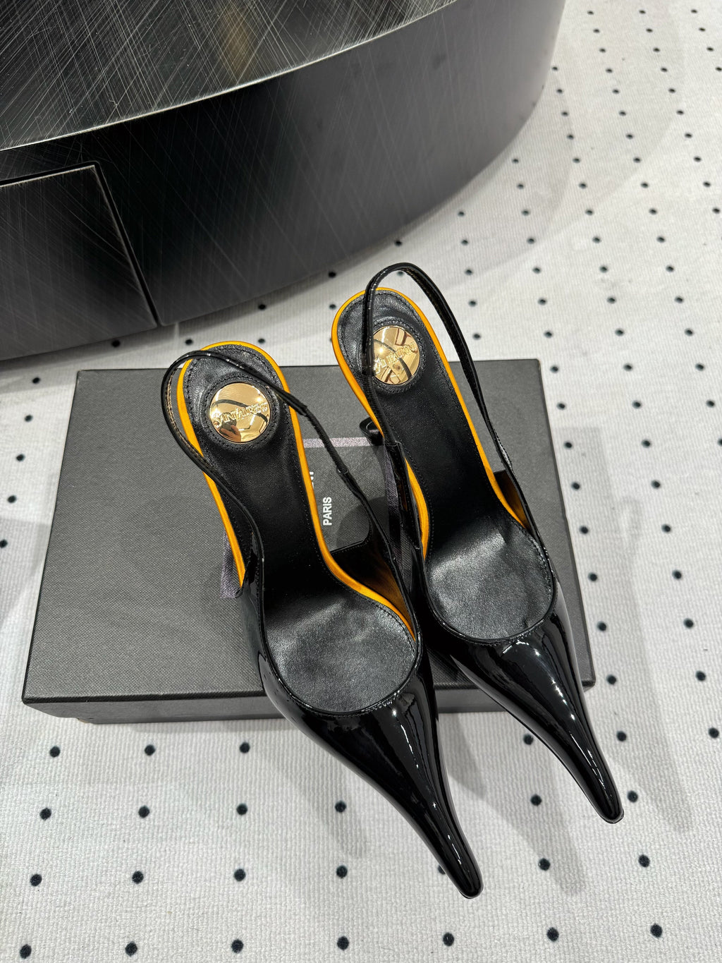 YSL 26S POINTED-TOE SLINGBACK HEELS 105 MM IN BLACK AND ORANGE PATENT CALFSKIN