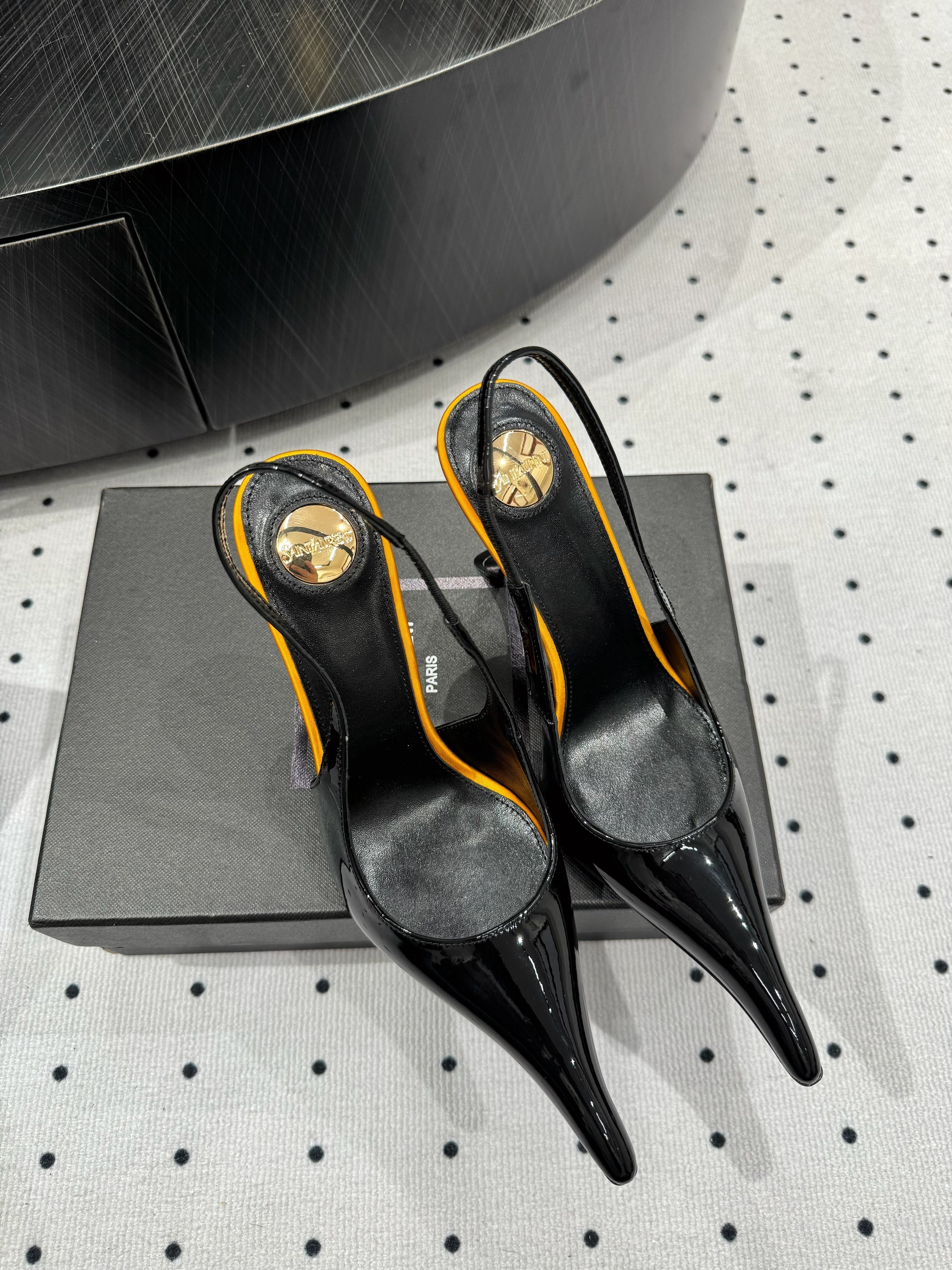 YSL 26S POINTED-TOE SLINGBACK HEELS 105 MM IN BLACK AND ORANGE PATENT CALFSKIN