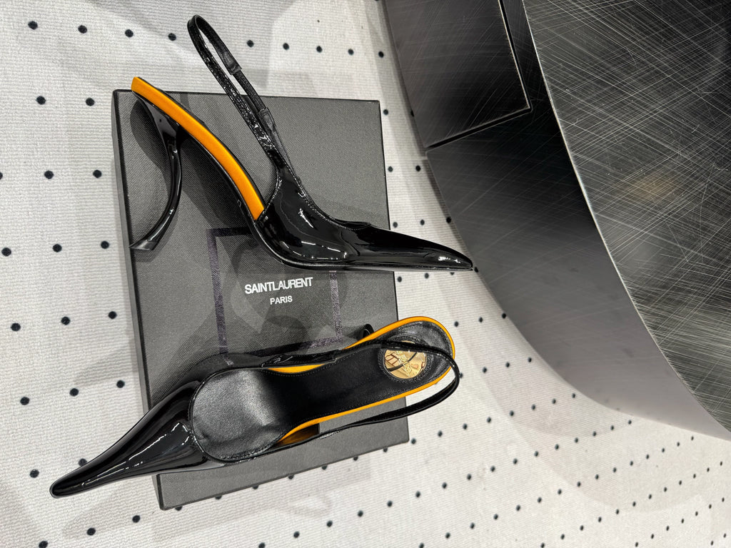 YSL 26S POINTED-TOE SLINGBACK HEELS 105 MM IN BLACK AND ORANGE PATENT CALFSKIN