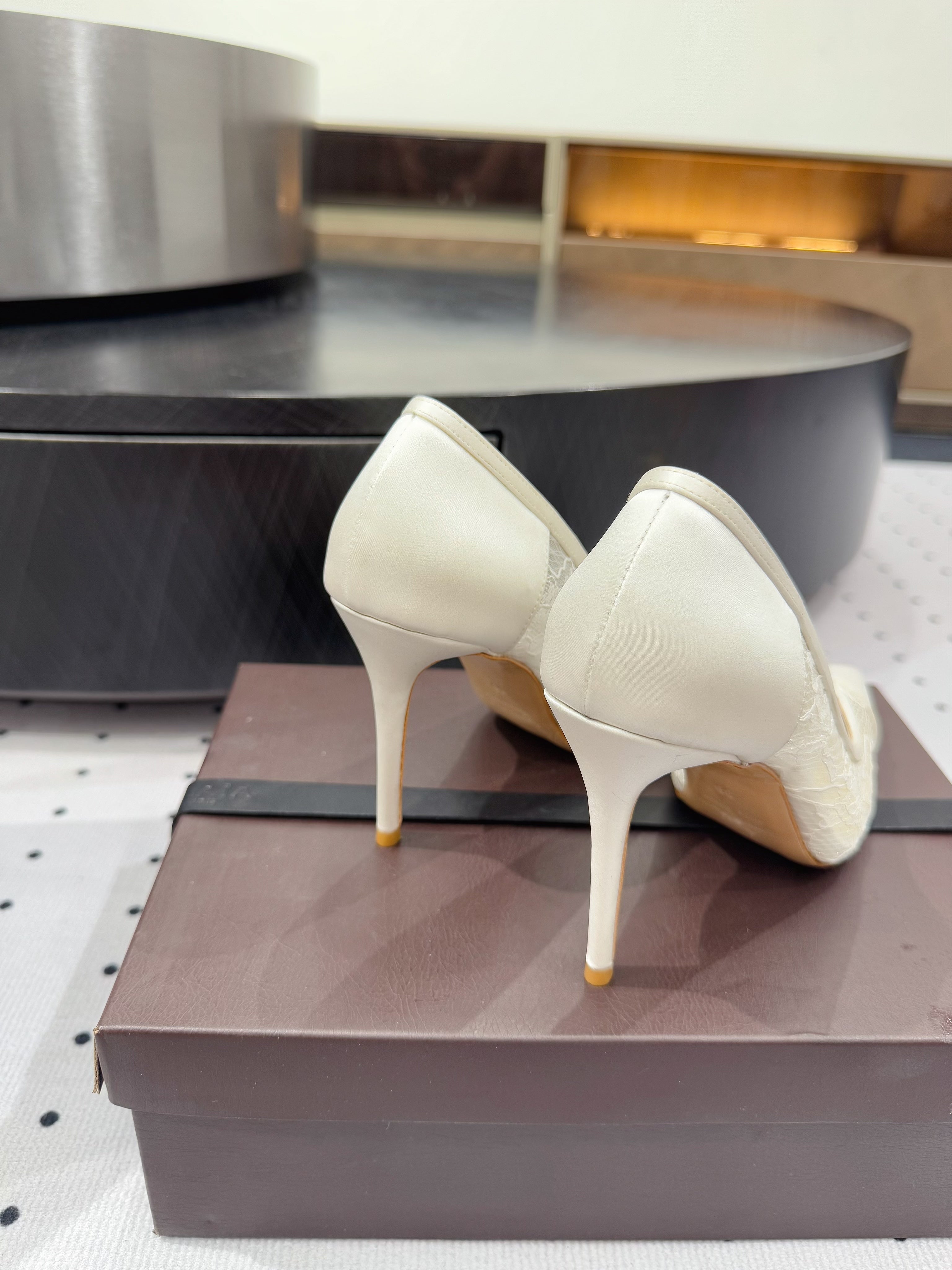 POINTED-TOE HIGH PUMPS 95MM IN WHITE MESH AND SILK