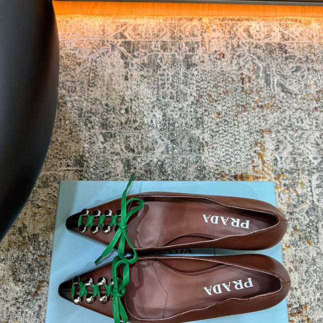 PRADA 26S LACE UP STUDDED PUMPS 55MM IN DARK BROWN CALFSKIN WITH GREEN LACES