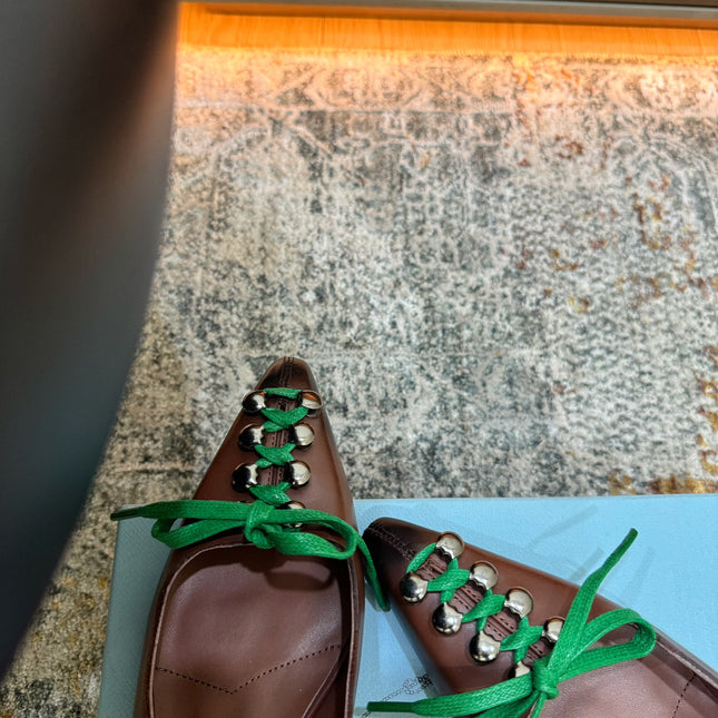 PRADA 26S LACE UP STUDDED PUMPS 55MM IN DARK BROWN CALFSKIN WITH GREEN LACES