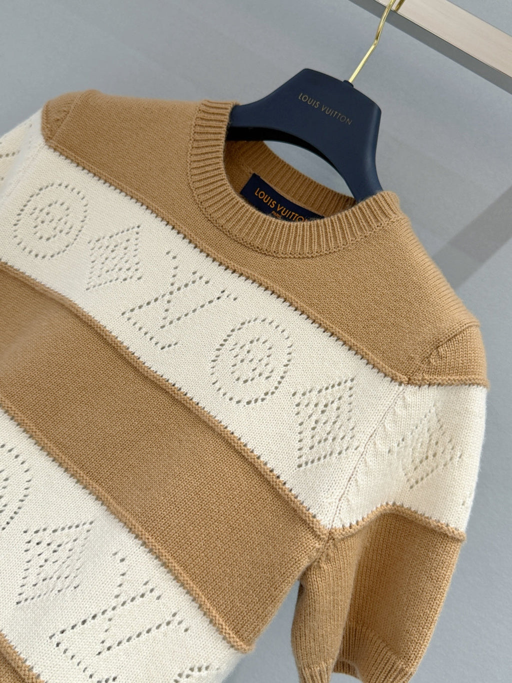 LV 26S SHORT-SLEEVED SWEATER STYLE 250