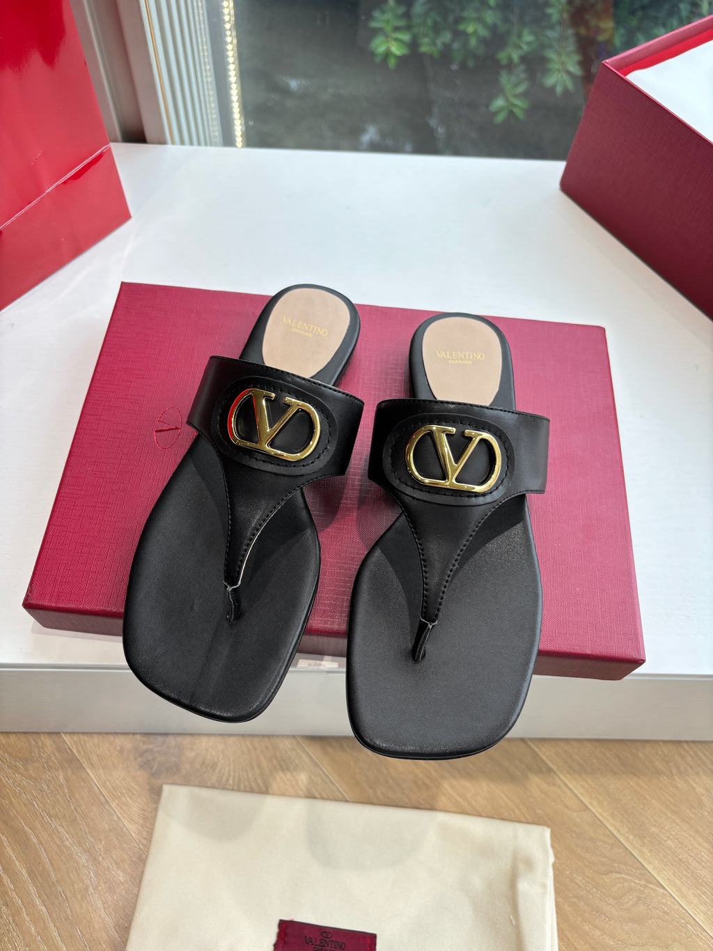 VLTN THONG SANDALS 25S IN BLACK LAMBSKIN WITH GOLD HARDWARE