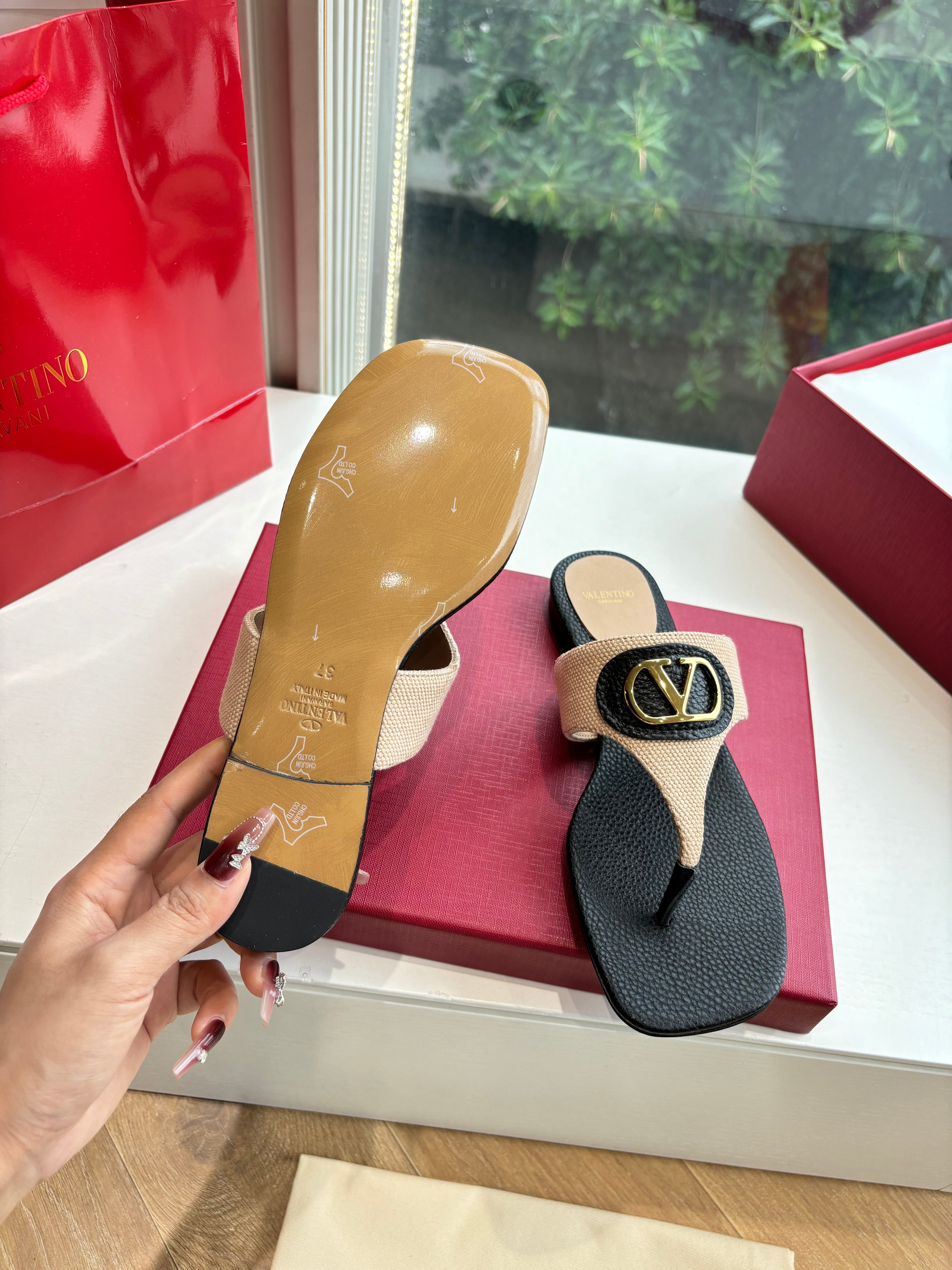 VLTN THONG SANDALS 25S IN BLACK MIX BEIGE LAMBSKIN WITH GOLD HARDWARE
