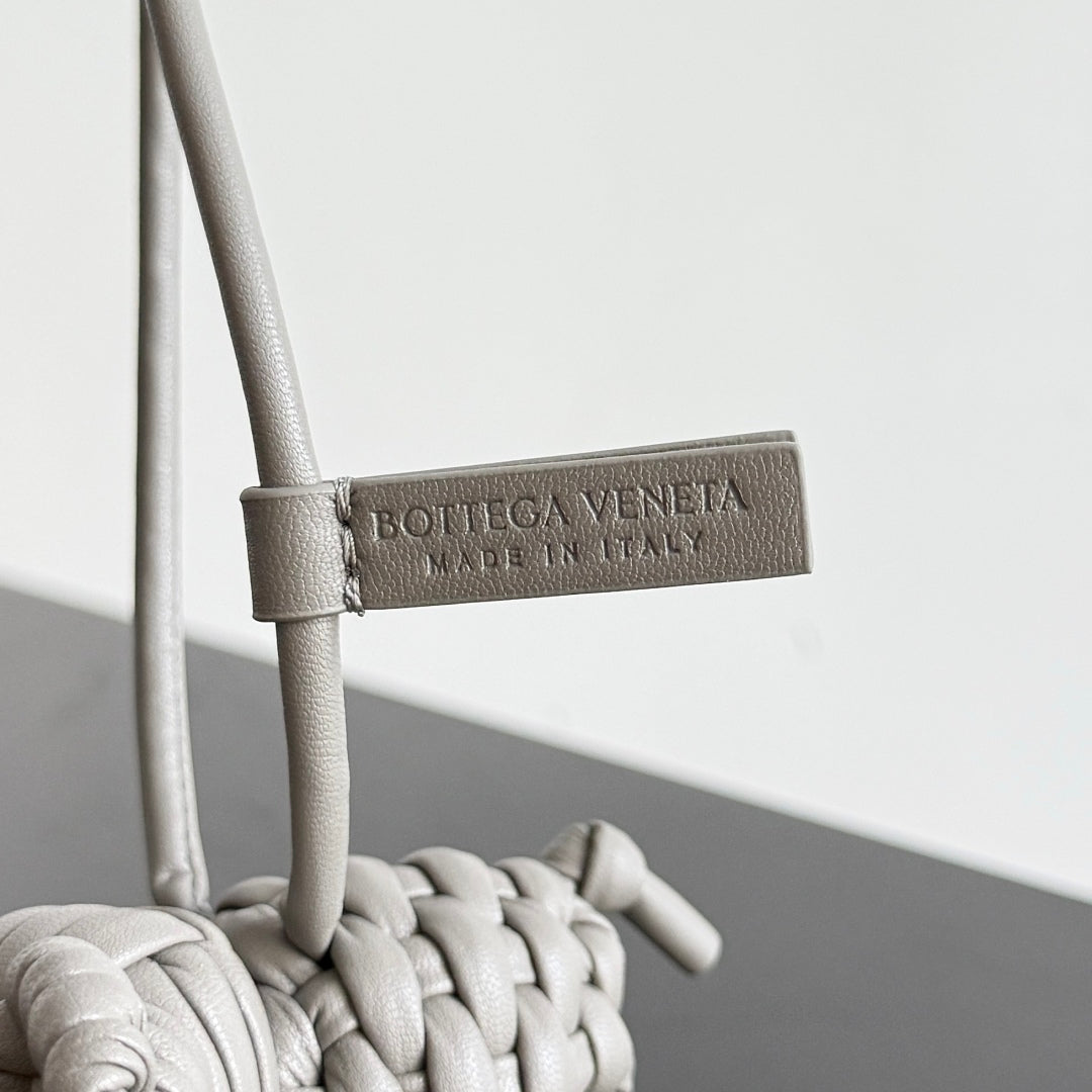 BOTTEGA VENETA 25S DAMEN ELEPHANT CHARM IN GREIGE CALFSKIN