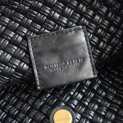 BOTTEGA VENETA 25S TOSCA BAG 19 IN BLACK CALFSKIN GOLD HARDWARE
