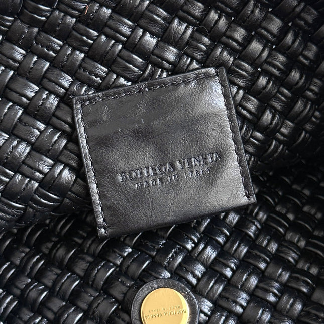 BOTTEGA VENETA 25S TOSCA BAG 19 IN BLACK CALFSKIN GOLD HARDWARE