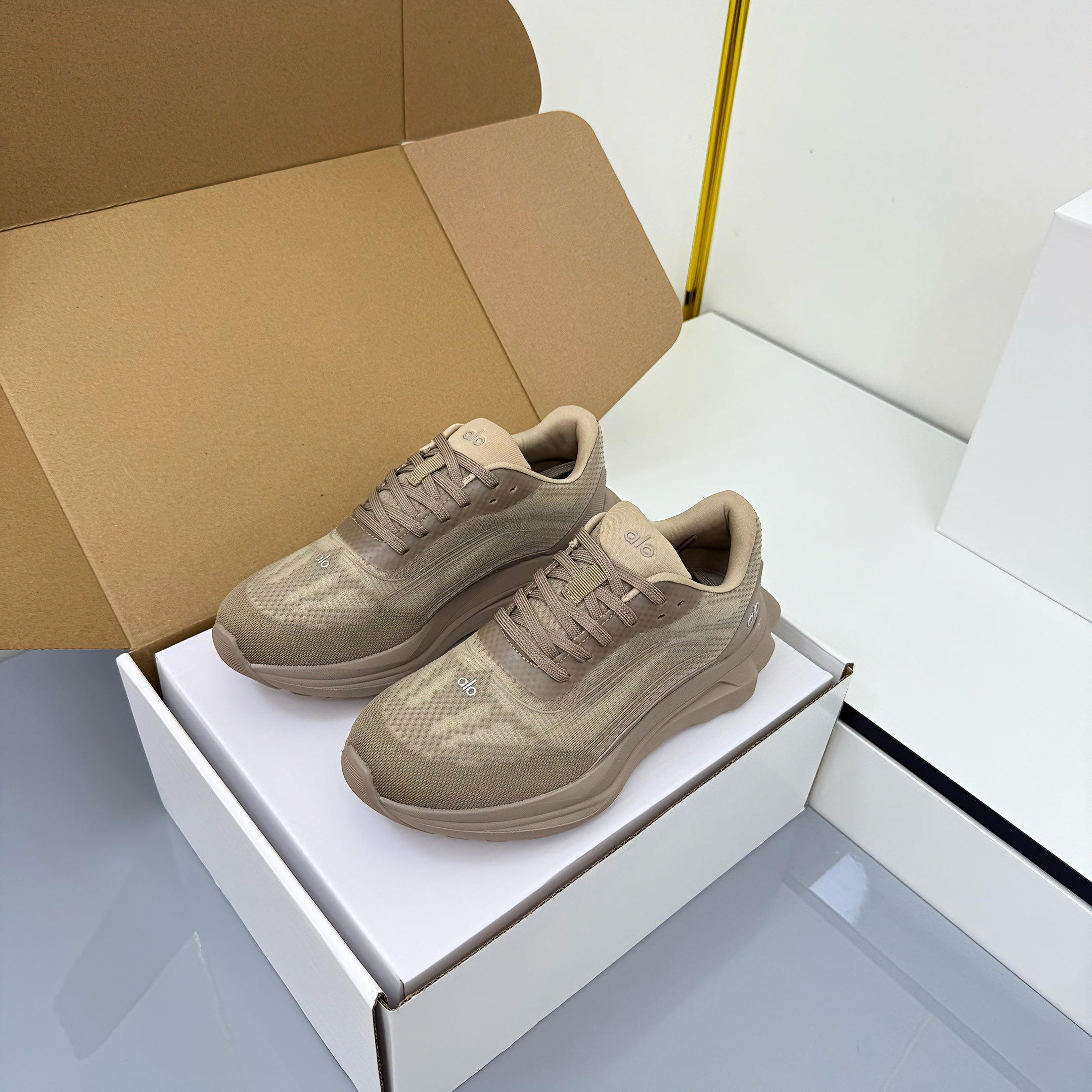 ALO 25S SNEAKER IN STONE BEIGE MESH FABRIC