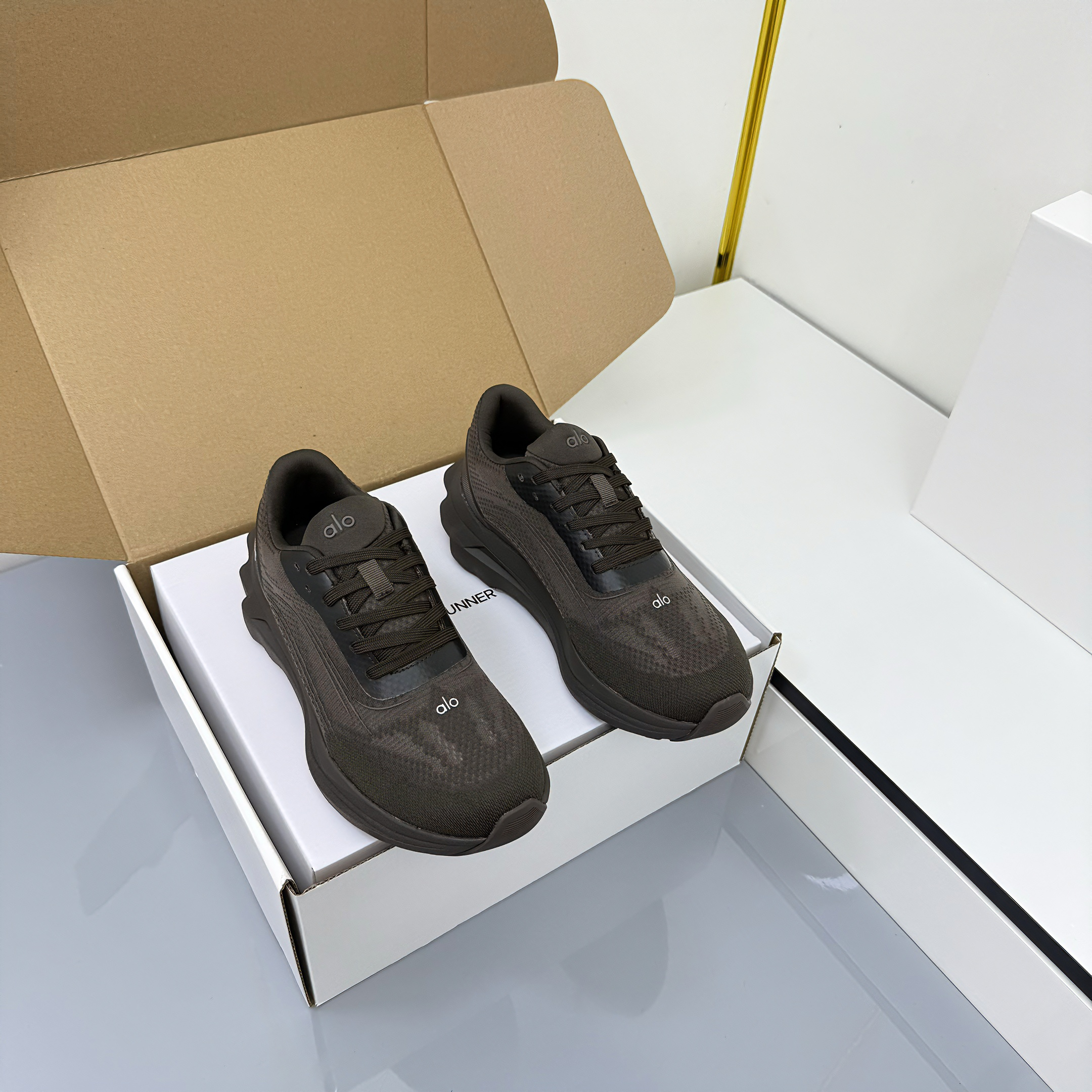 ALO 25S SNEAKER IN MOSS BROWN MESH FABRIC